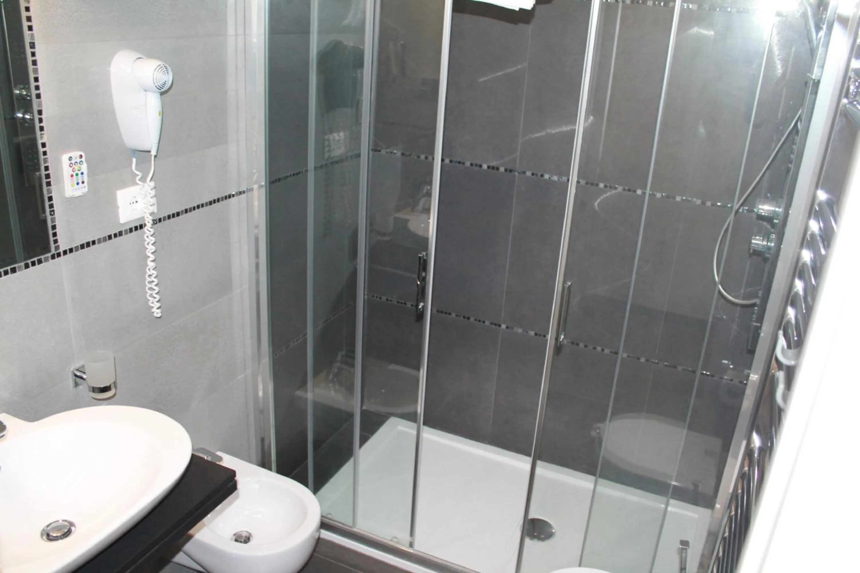 Bathroom in Elenoire Rooms & Suite