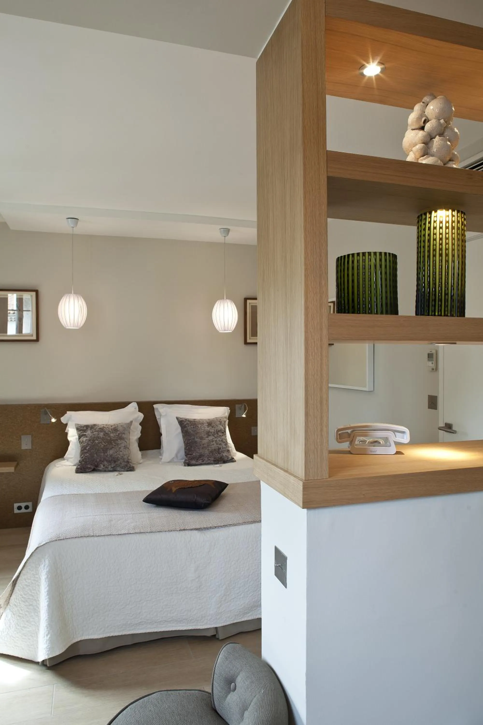 Decorative detail, Bed in Hotel des Lices