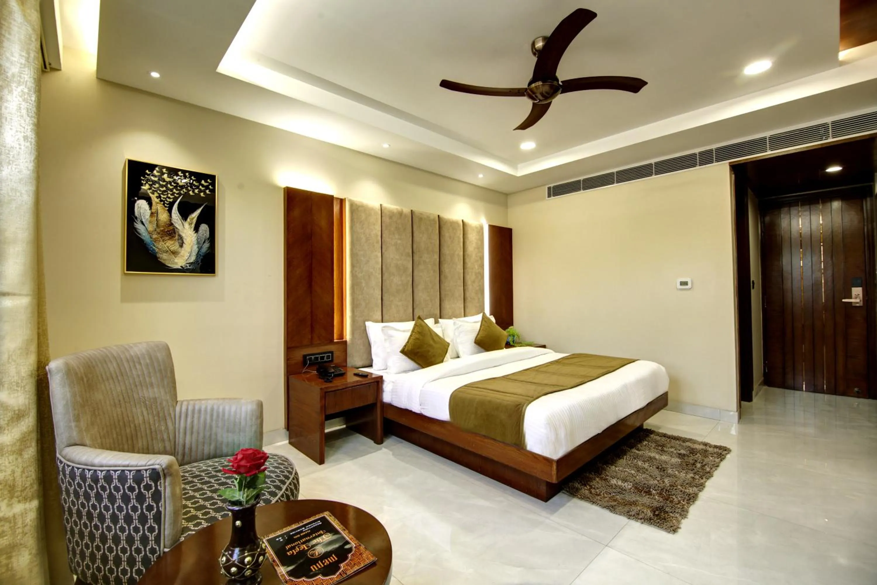 Seating area, Bed in The Leena International-Near Connaught Place & New Delhi Railway Station