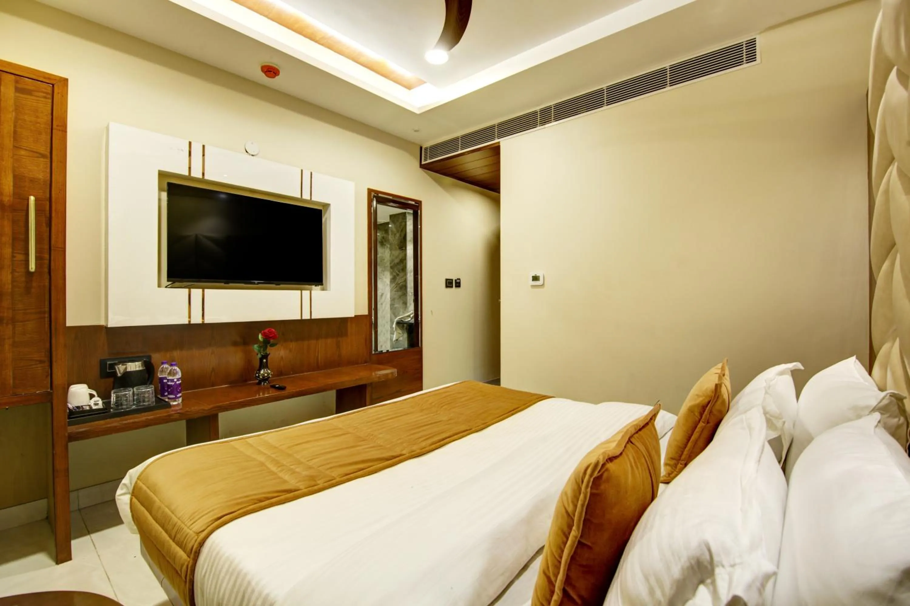 Bed in The Leena International-Near Connaught Place & New Delhi Railway Station