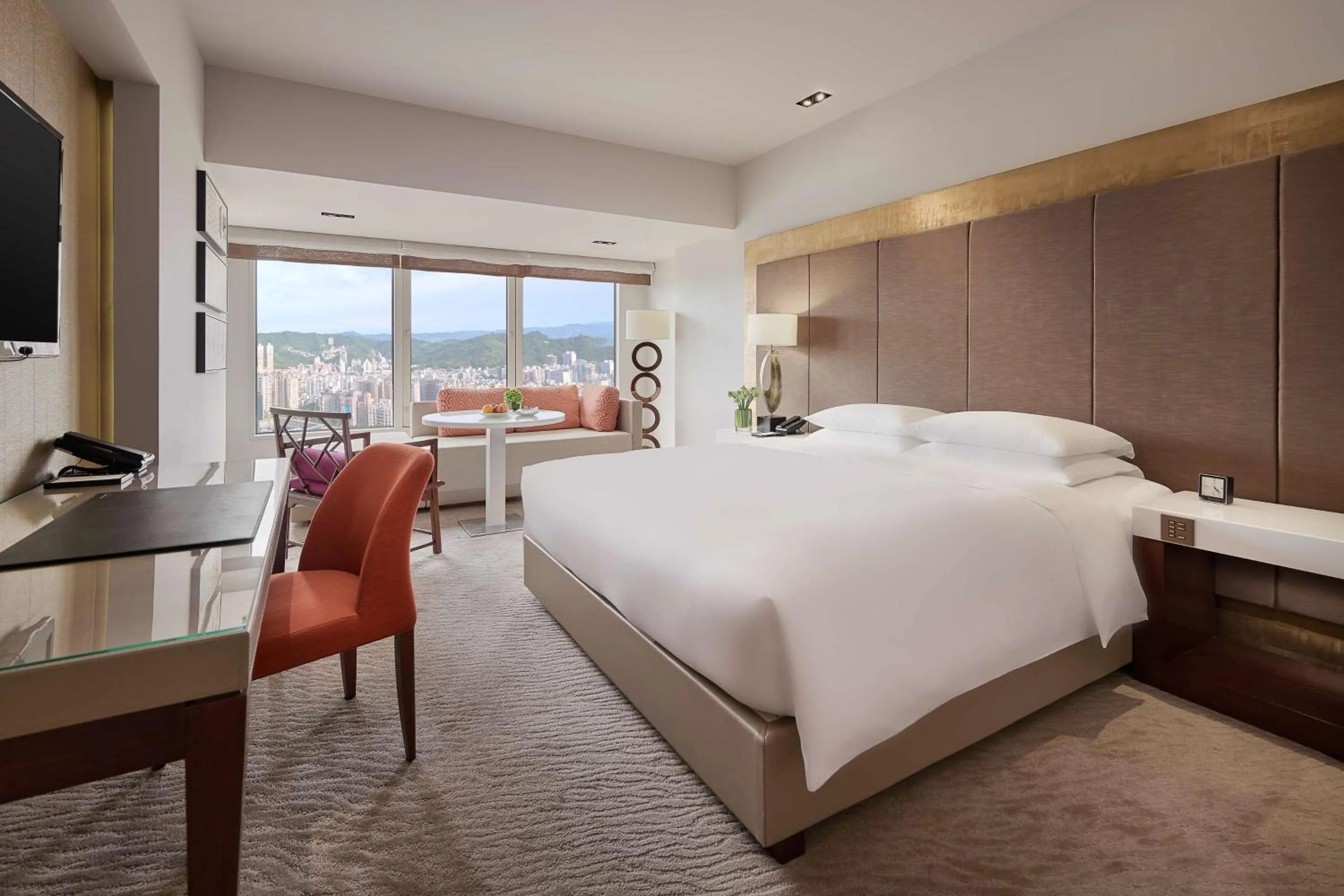 Photo of the whole room, Bed in Grand Hyatt Taipei