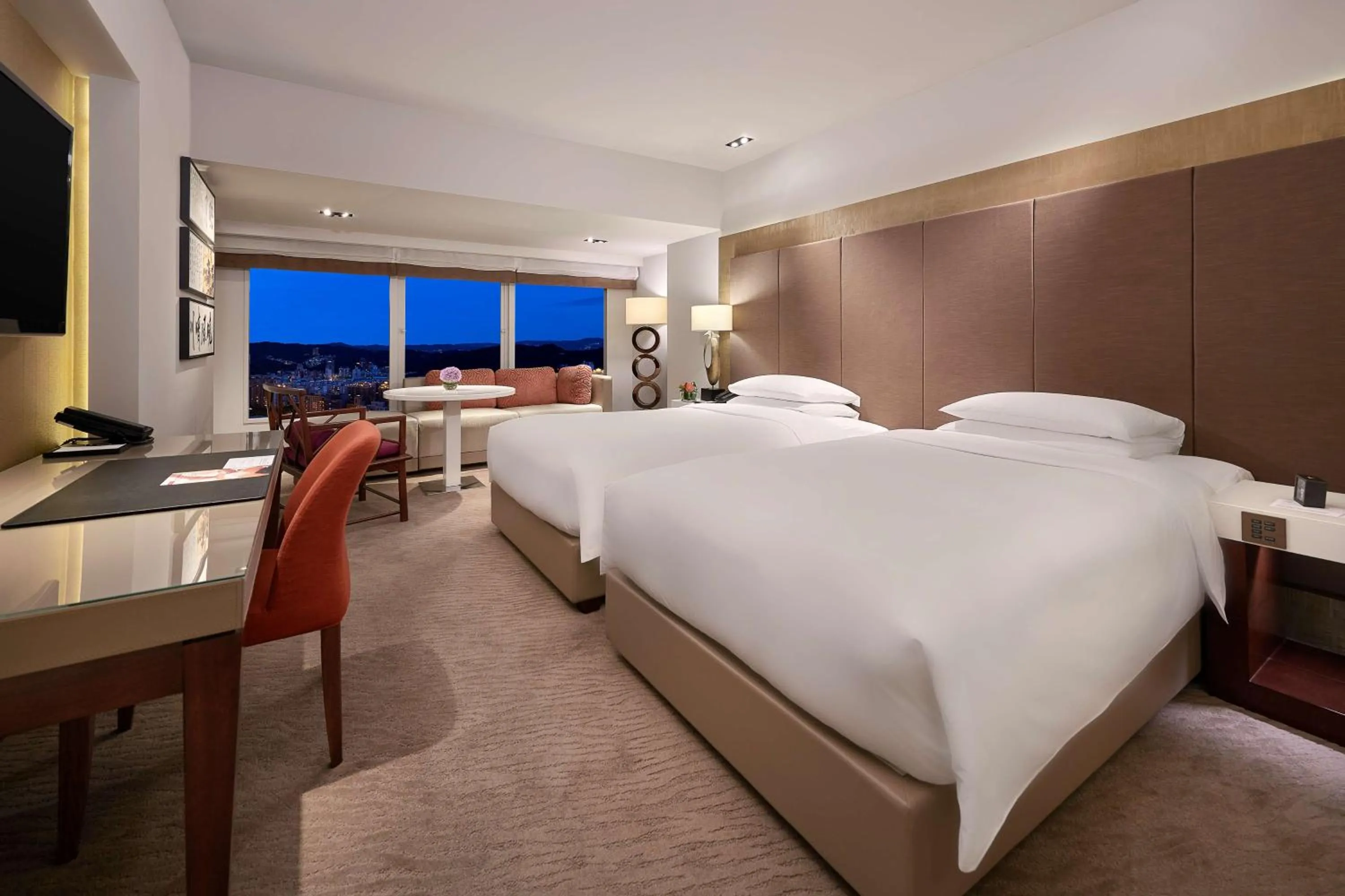 Photo of the whole room, Bed in Grand Hyatt Taipei