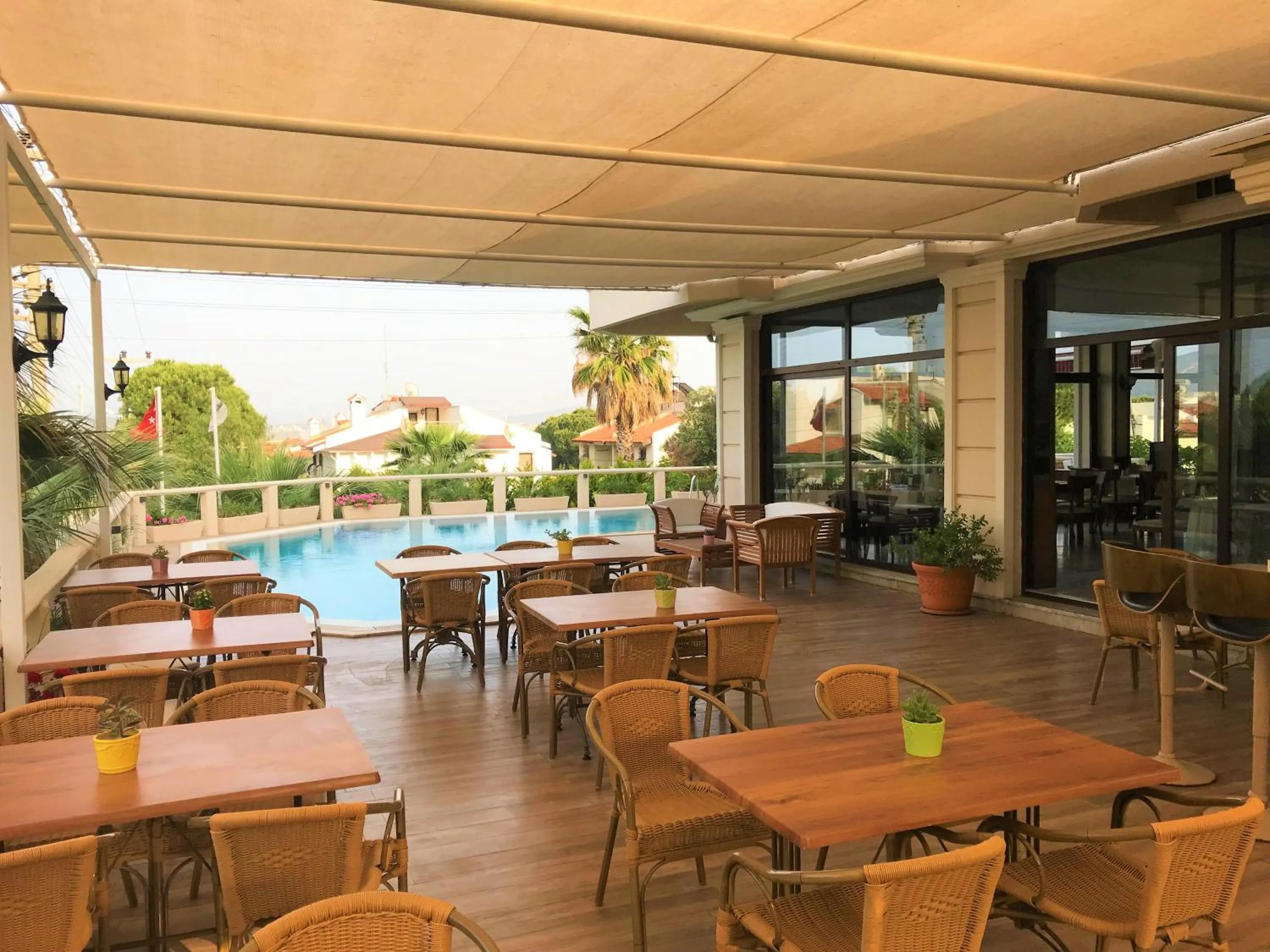 Restaurant/places to eat in Lord Hotel