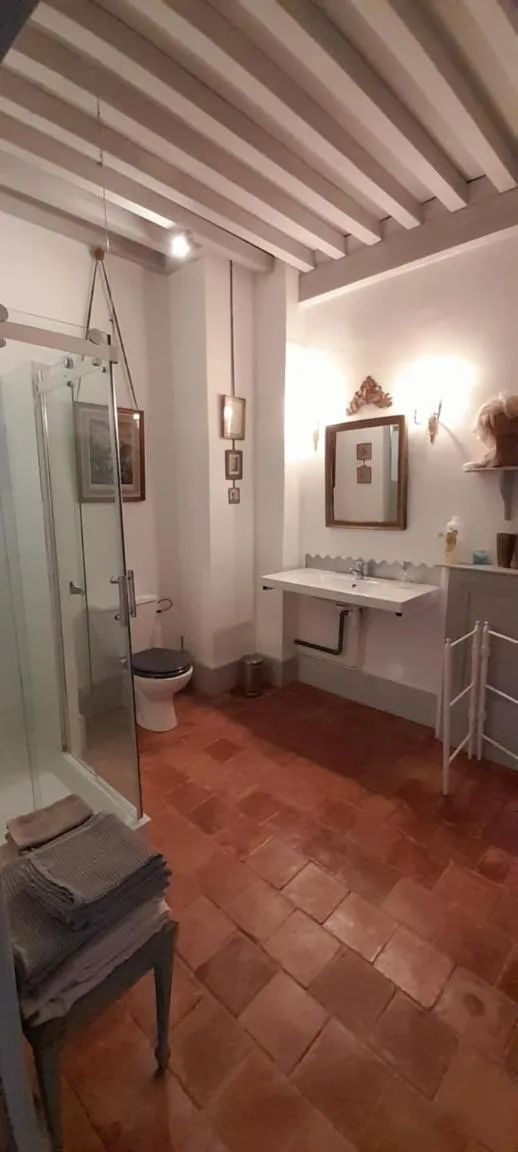 Bathroom in La Chanoinesse