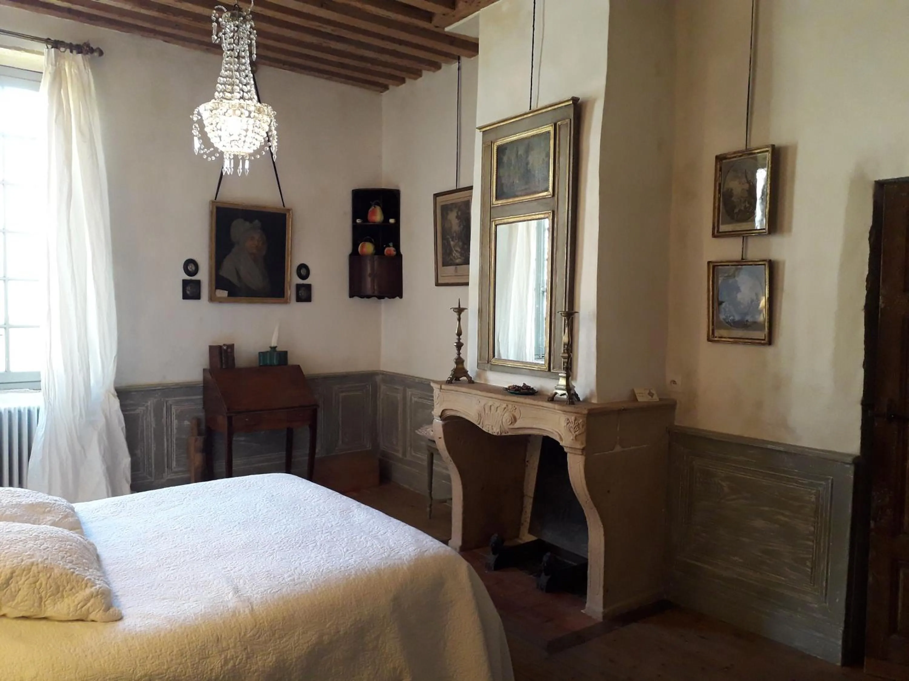 Photo of the whole room, Bed in La Chanoinesse