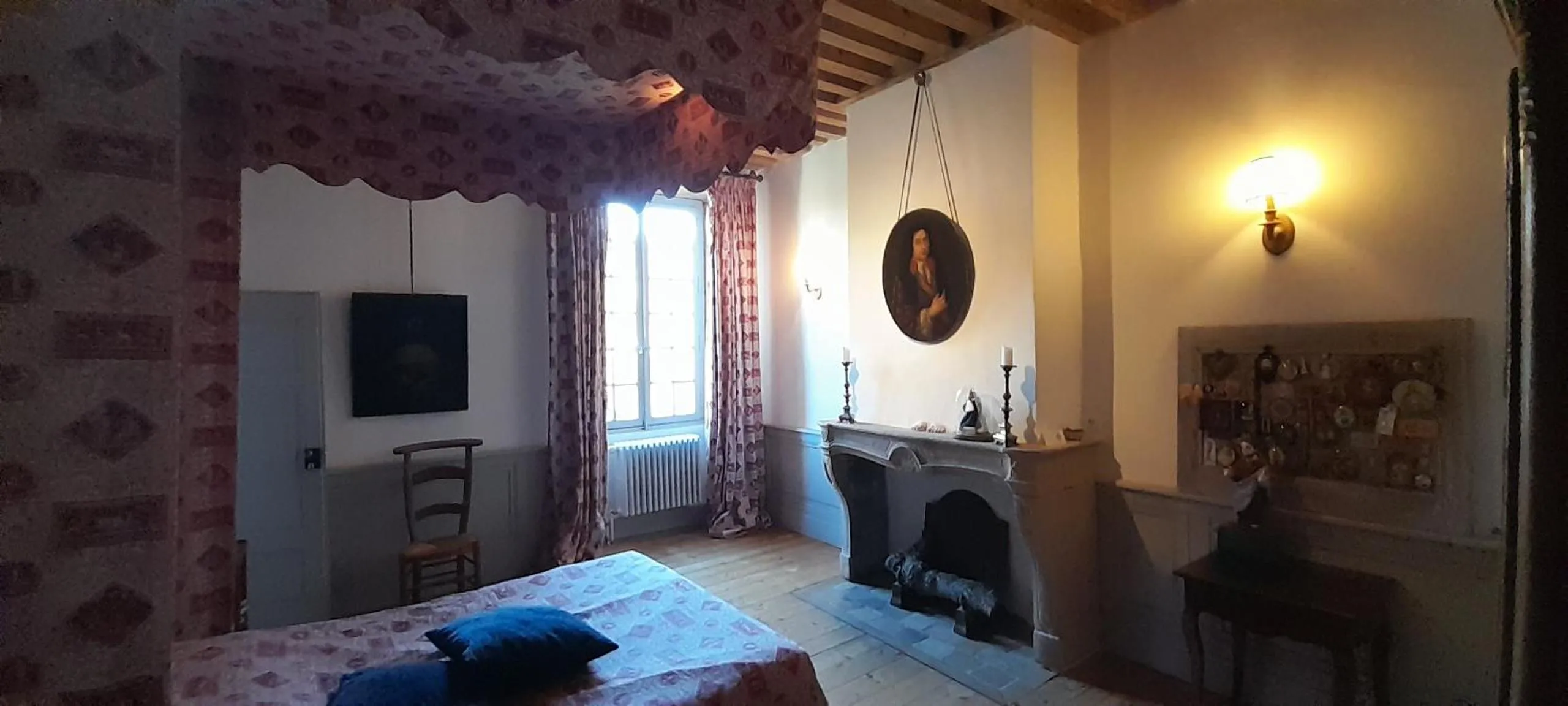 Photo of the whole room, Bed in La Chanoinesse