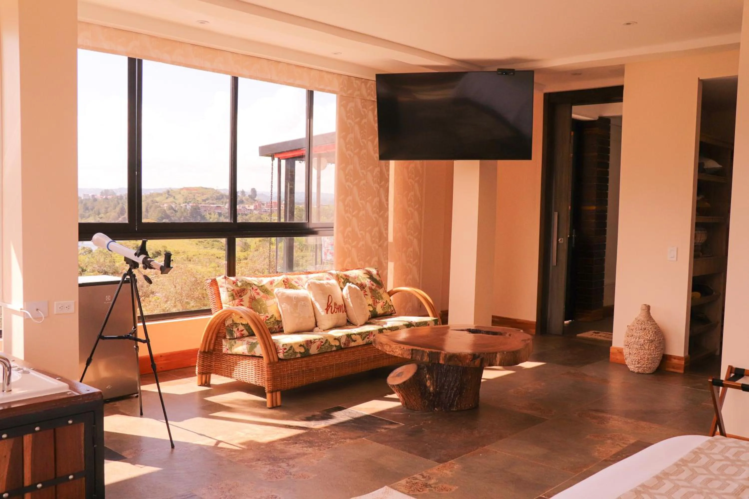 Communal lounge/ TV room in EL NiDO HOTEL GUATAPE