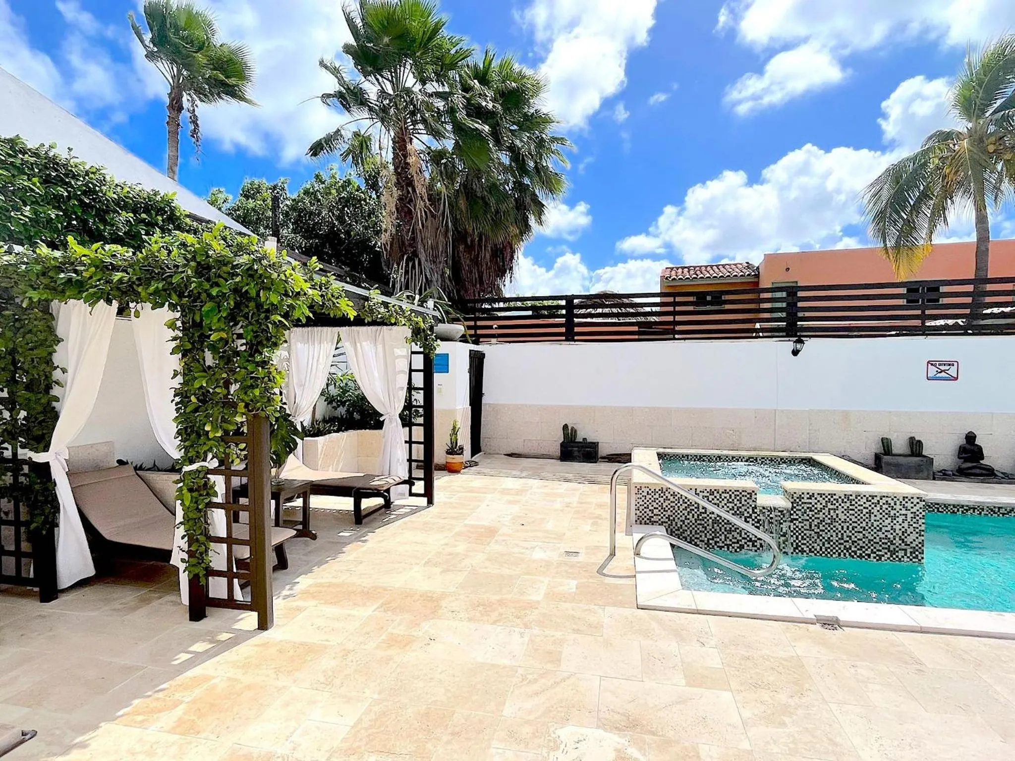 Pool view in Aruba Lagunita