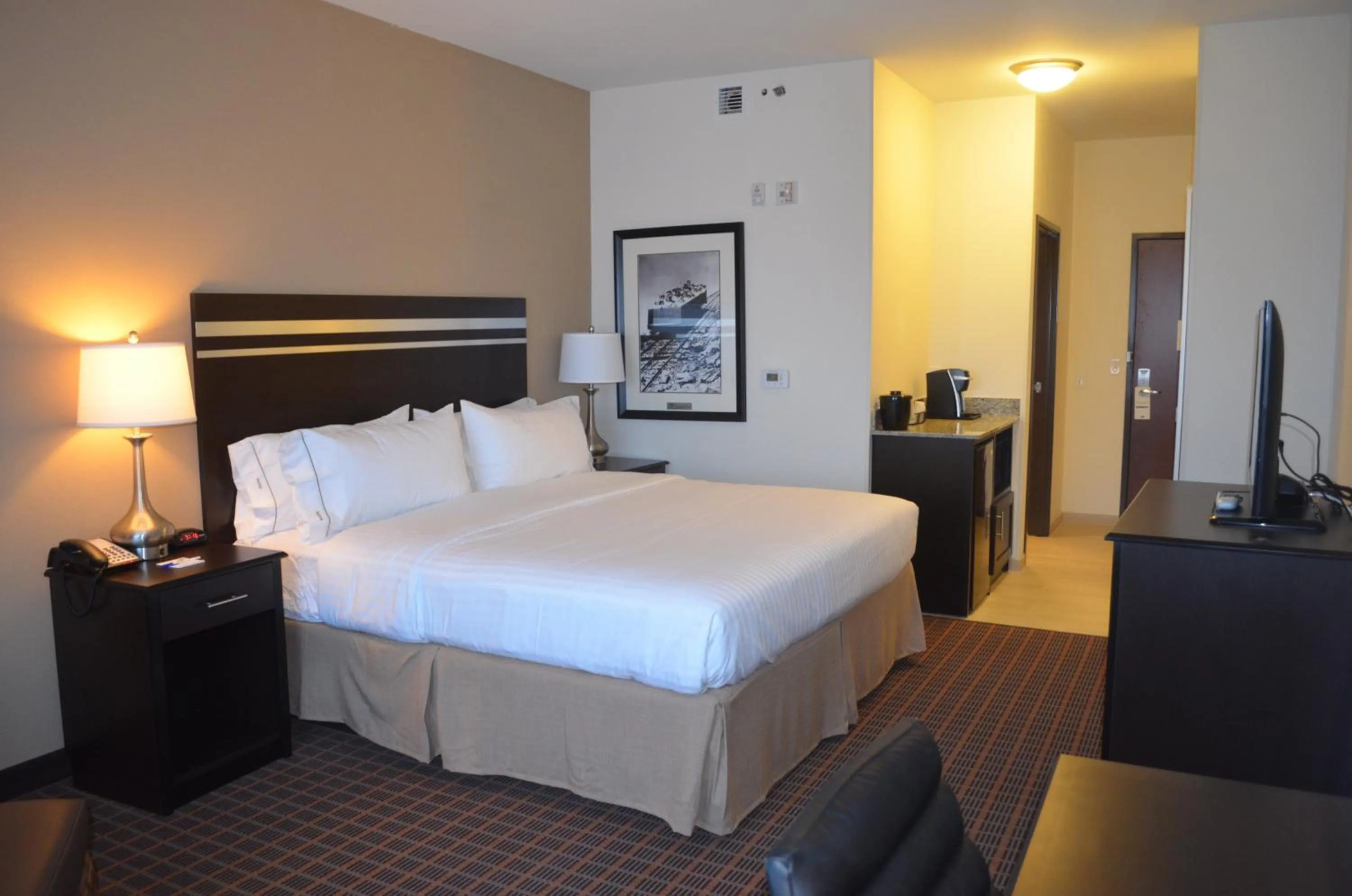 Photo of the whole room, Bed in Holiday Inn Express & Suites Golden by IHG