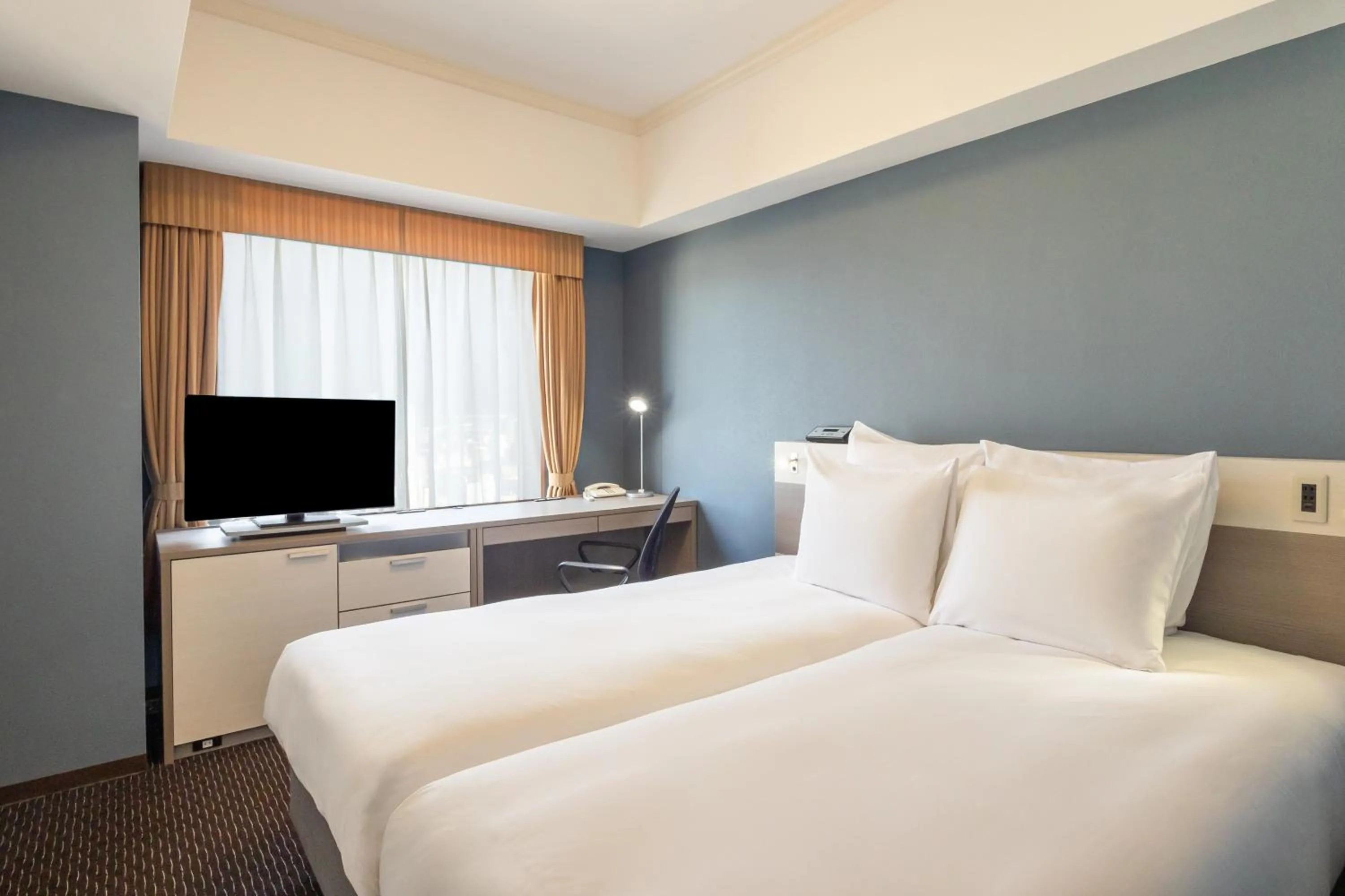 Photo of the whole room, Bed in ANA Crowne Plaza Toyama by IHG