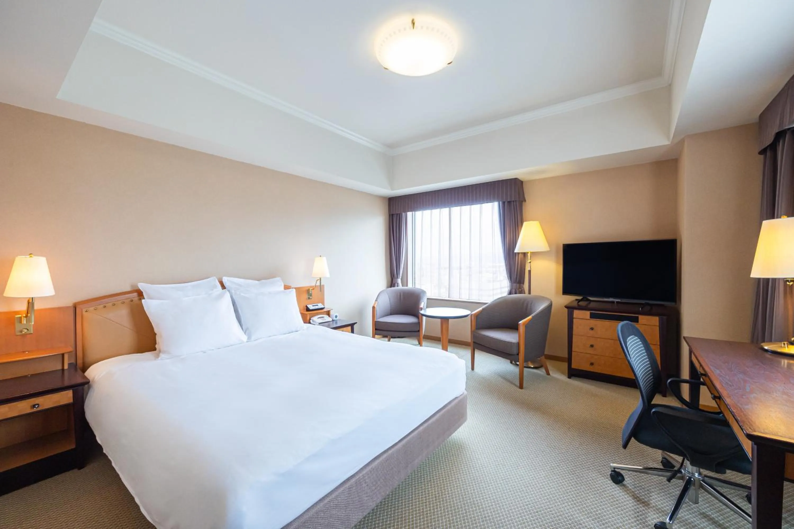 Photo of the whole room, Bed in ANA Crowne Plaza Toyama by IHG