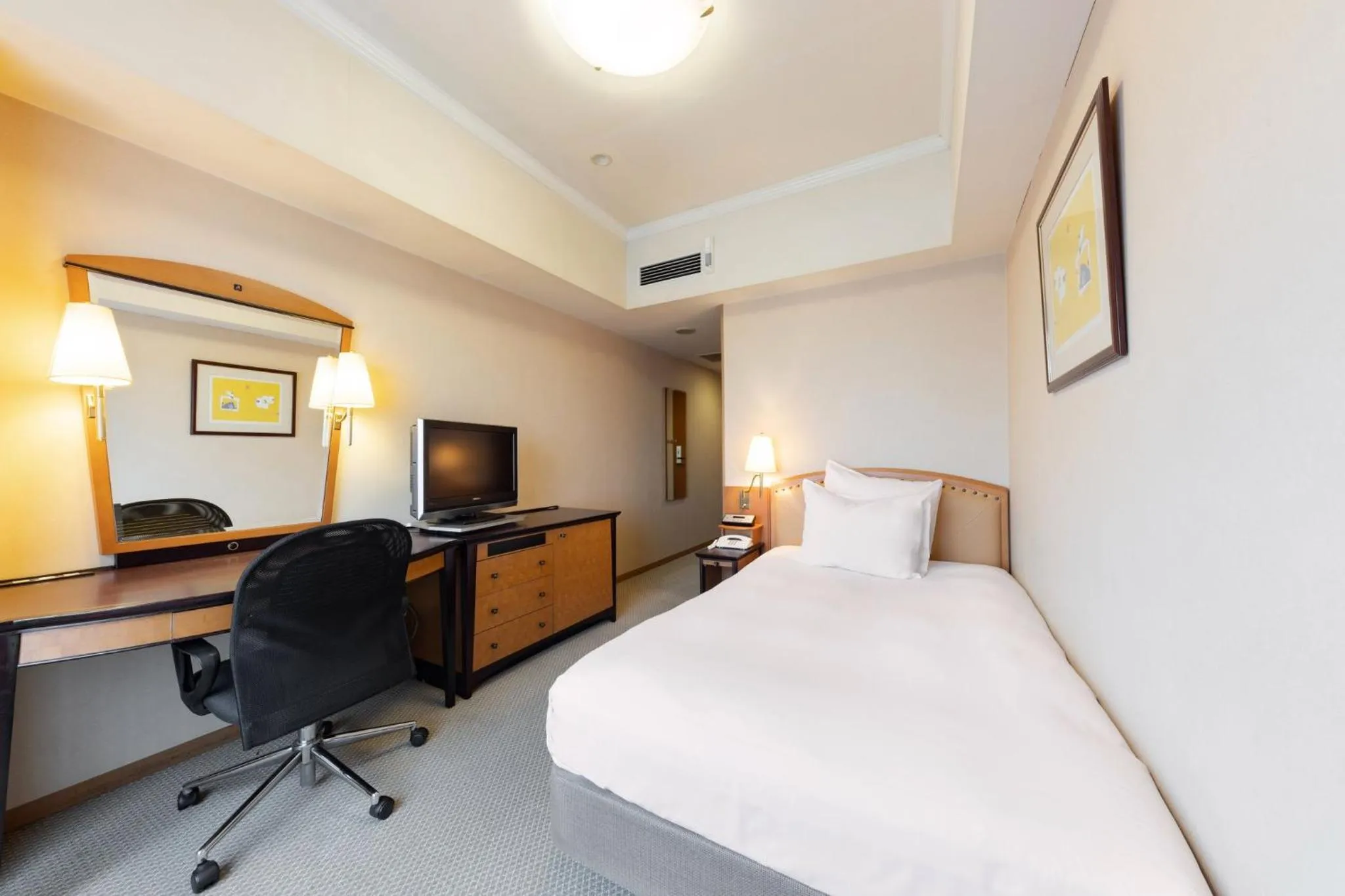 Photo of the whole room, Bed in ANA Crowne Plaza Toyama by IHG