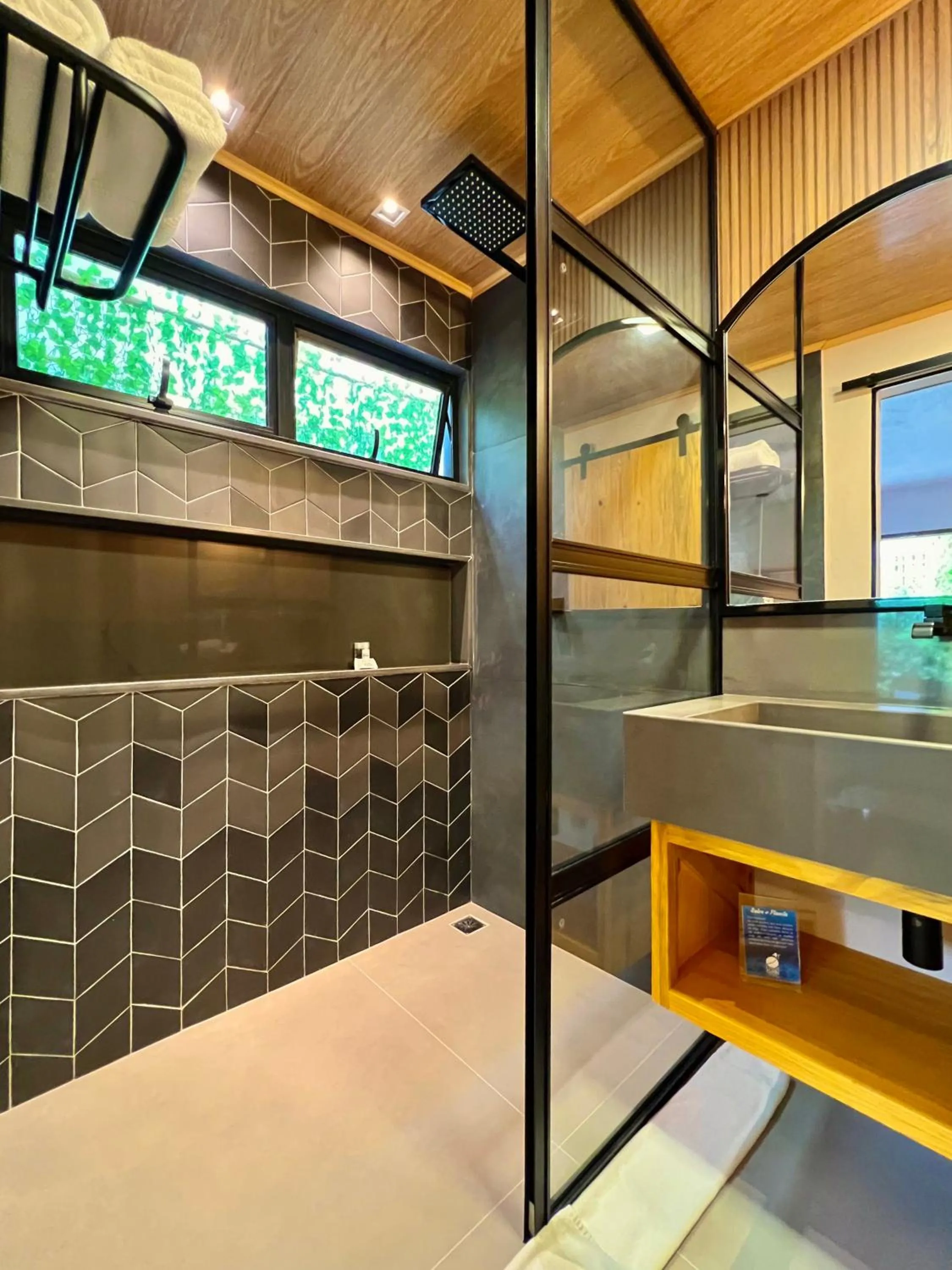 Shower, Bed in Pousada Casa de Maria