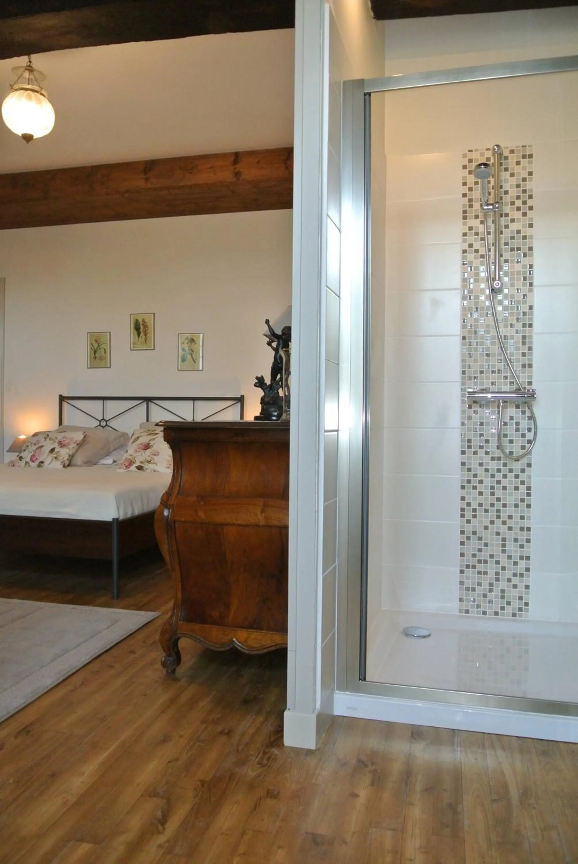 Bathroom, Bed in Chambre d'hôtes Au jardin de la Bachellerie