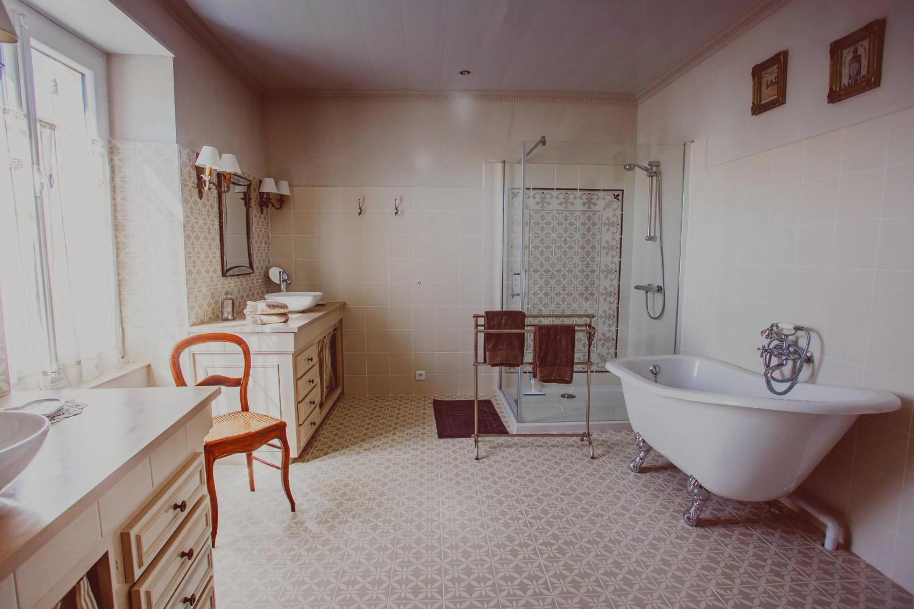 Bathroom in Chambre d'hôtes Au jardin de la Bachellerie