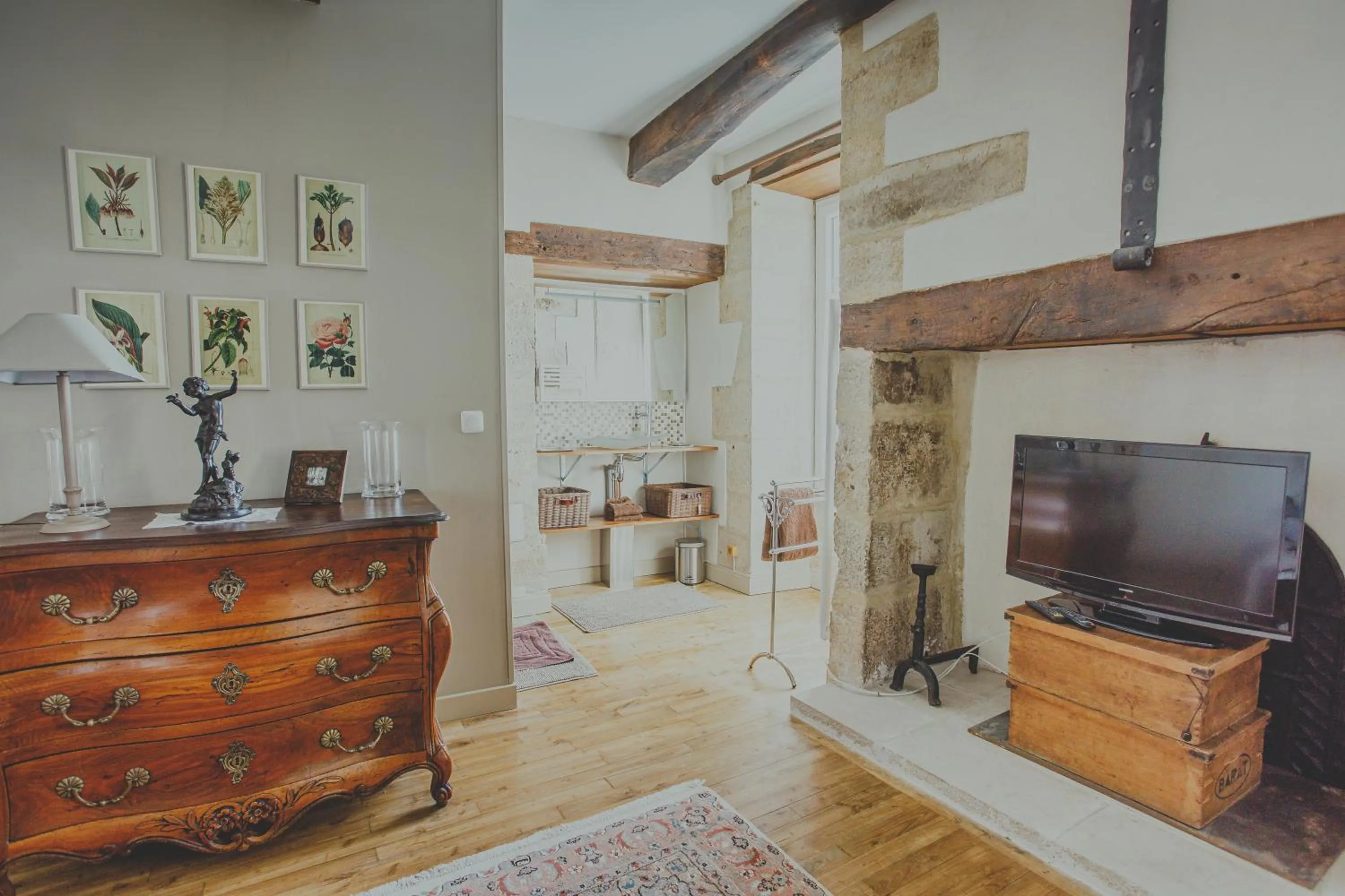 Photo of the whole room in Chambre d'hôtes Au jardin de la Bachellerie