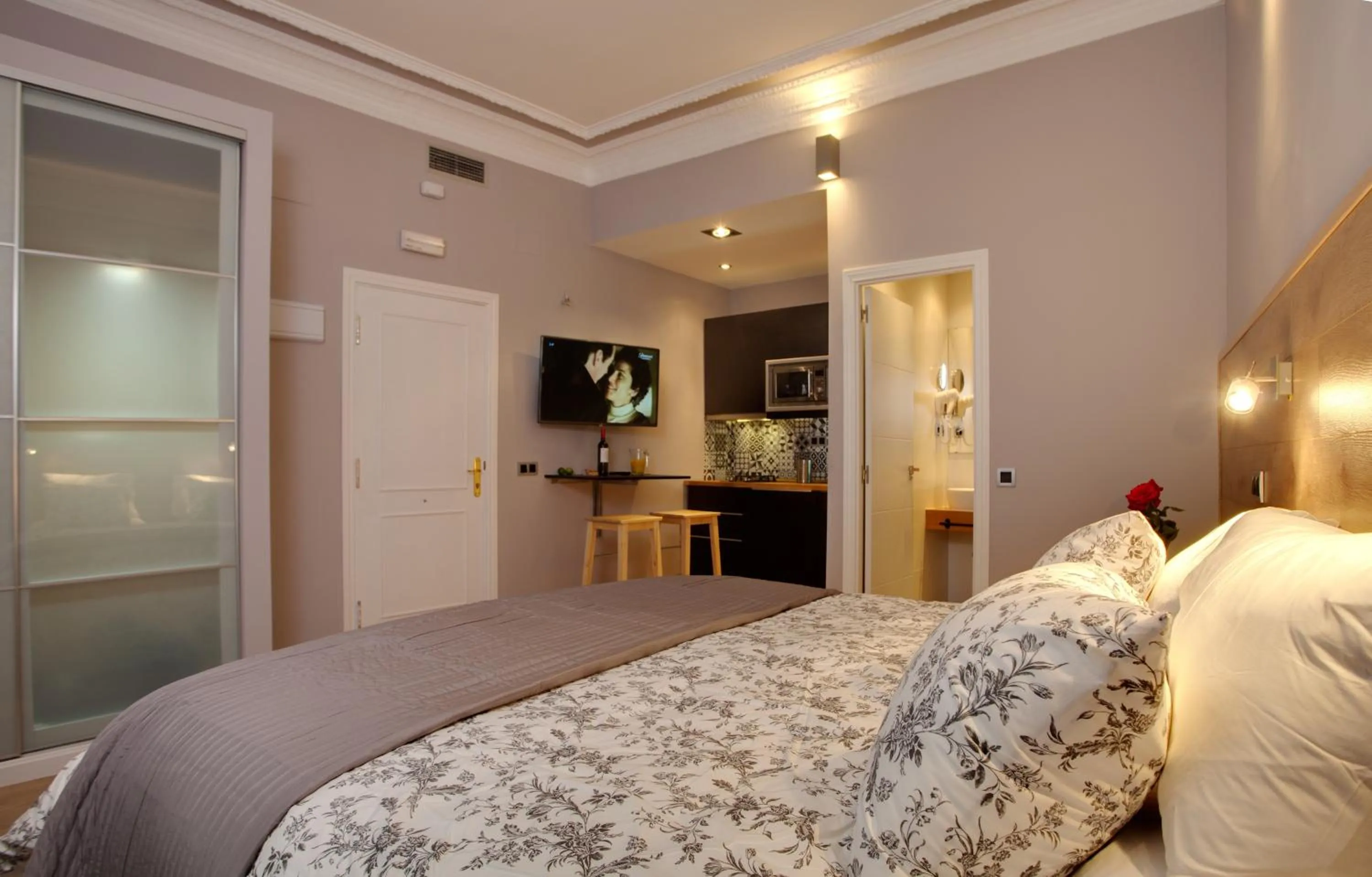 Kitchen or kitchenette, Bed in SUITES YOU Platinum