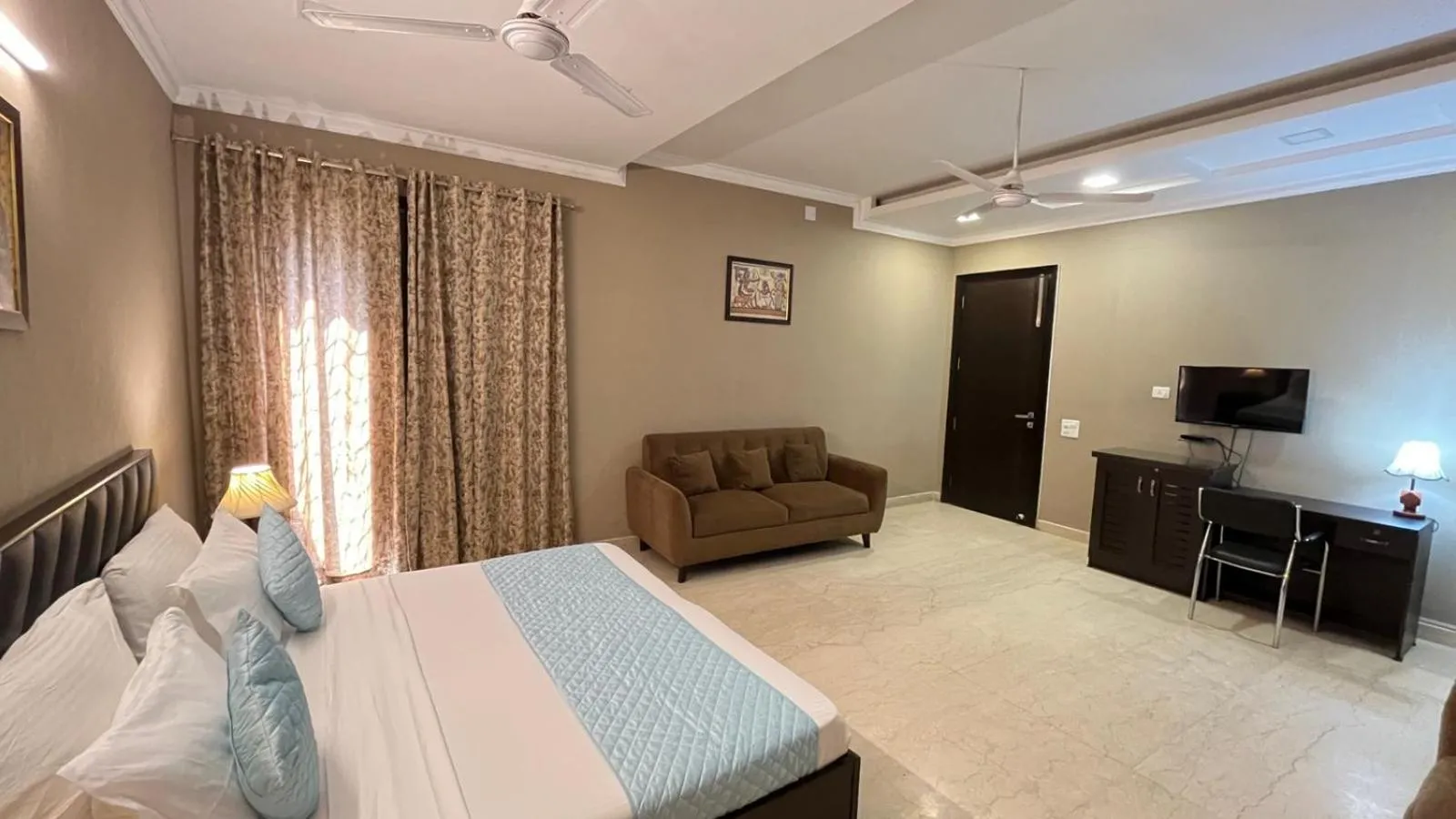 Communal lounge/ TV room, Bed in Abode Residency near USA Embassy Delhi Safdarjung Enclave New Delhi