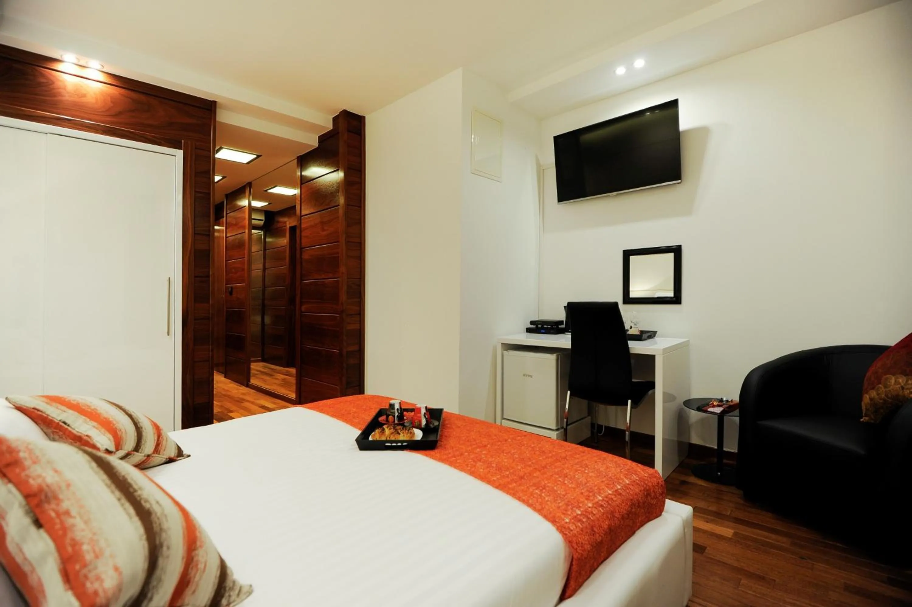 TV and multimedia, Bed in Main Street Studio and Rooms