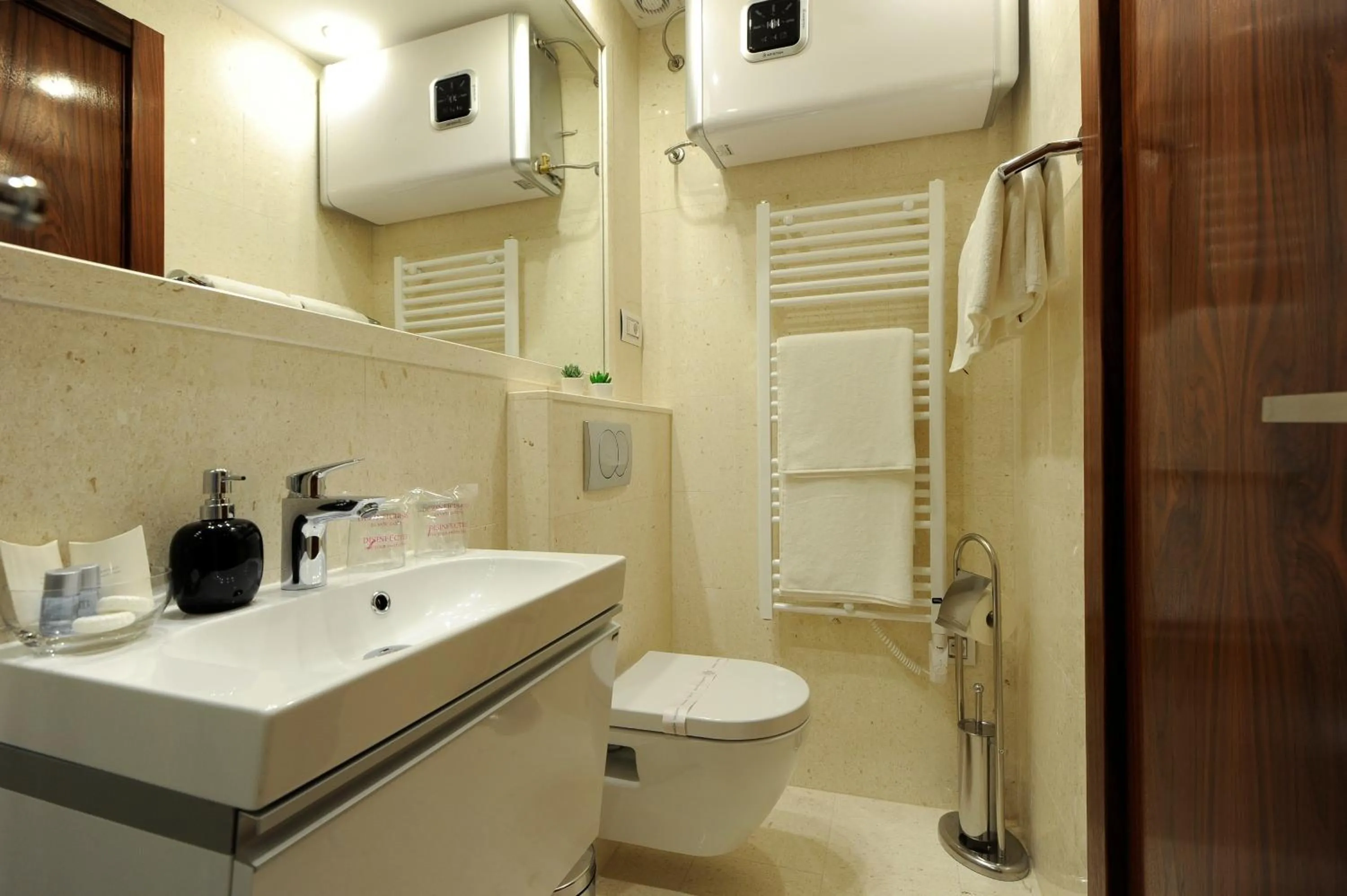 Toilet in Main Street Studio and Rooms