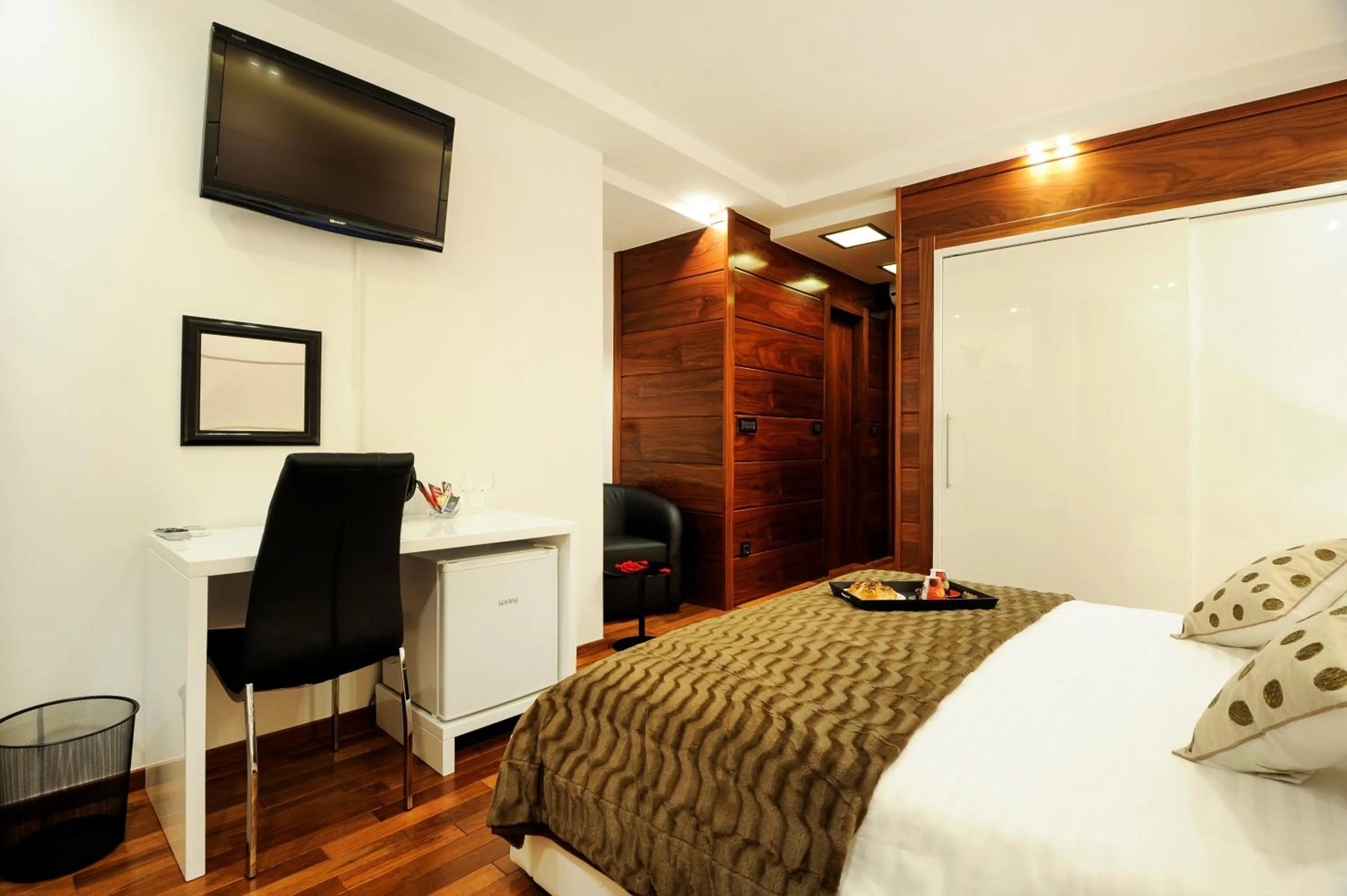 Bed in Main Street Studio and Rooms