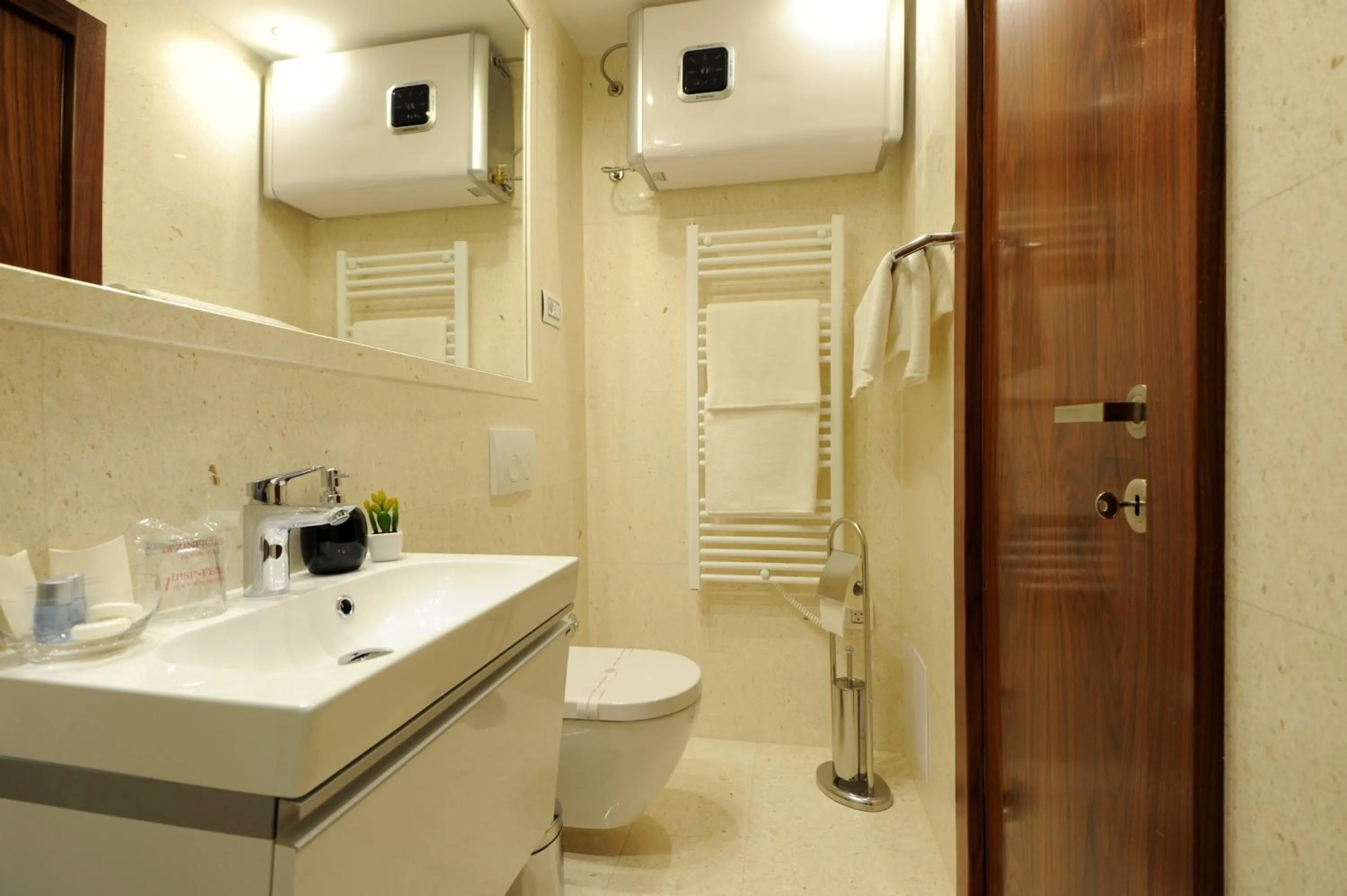 Toilet in Main Street Studio and Rooms