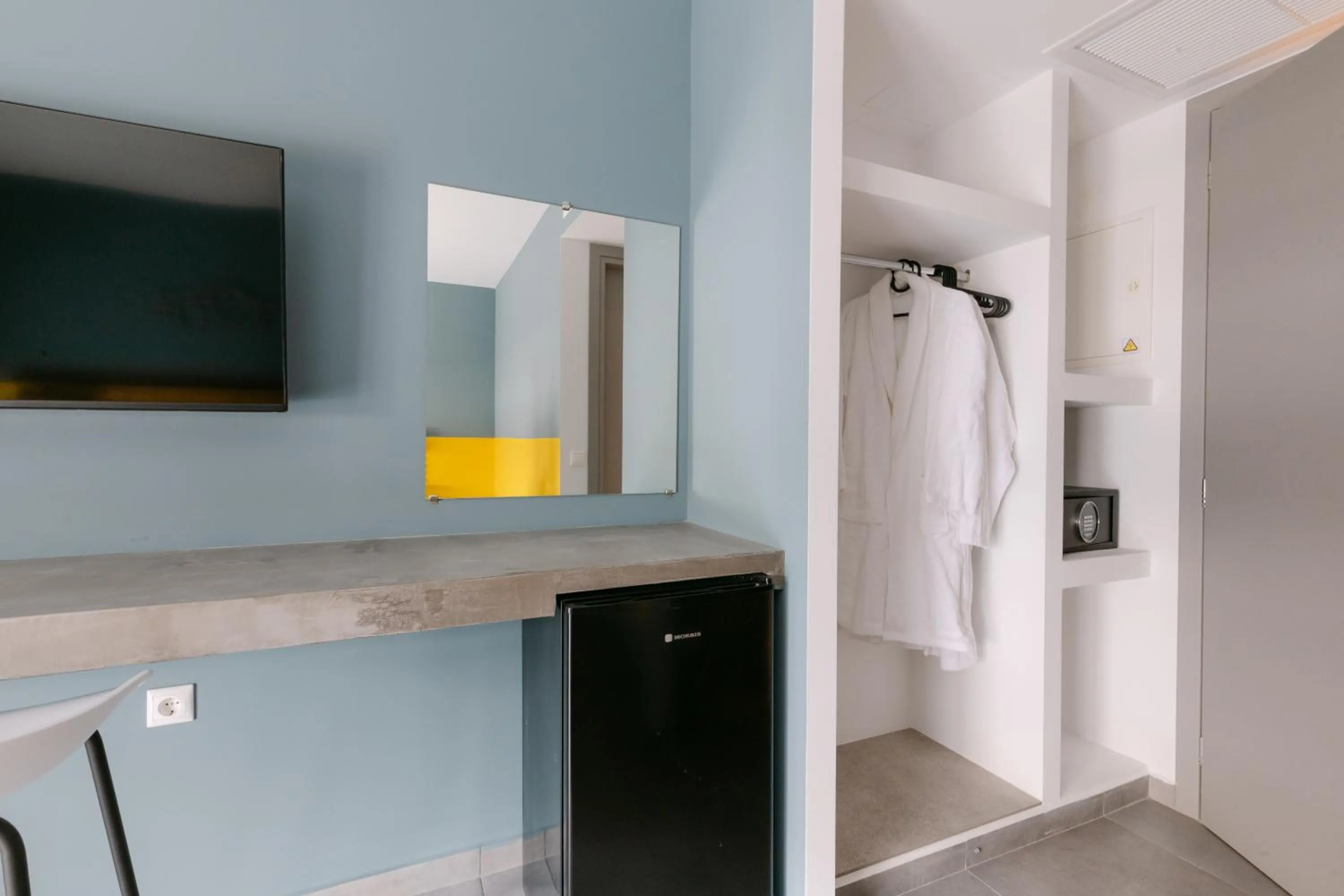 wardrobe in 11 Reasons Why Metaxourgeio