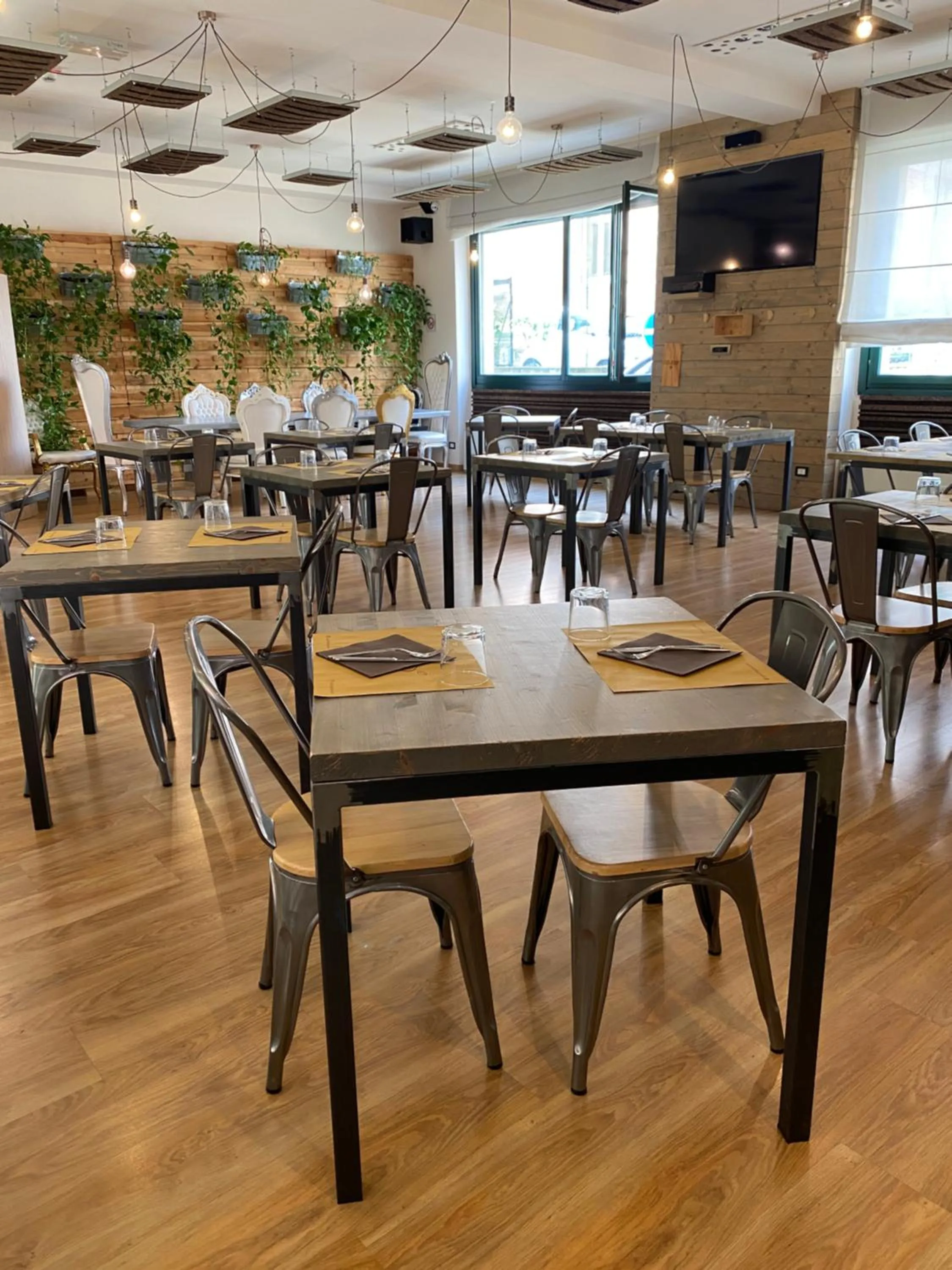 Restaurant/places to eat in Central Hostel BG