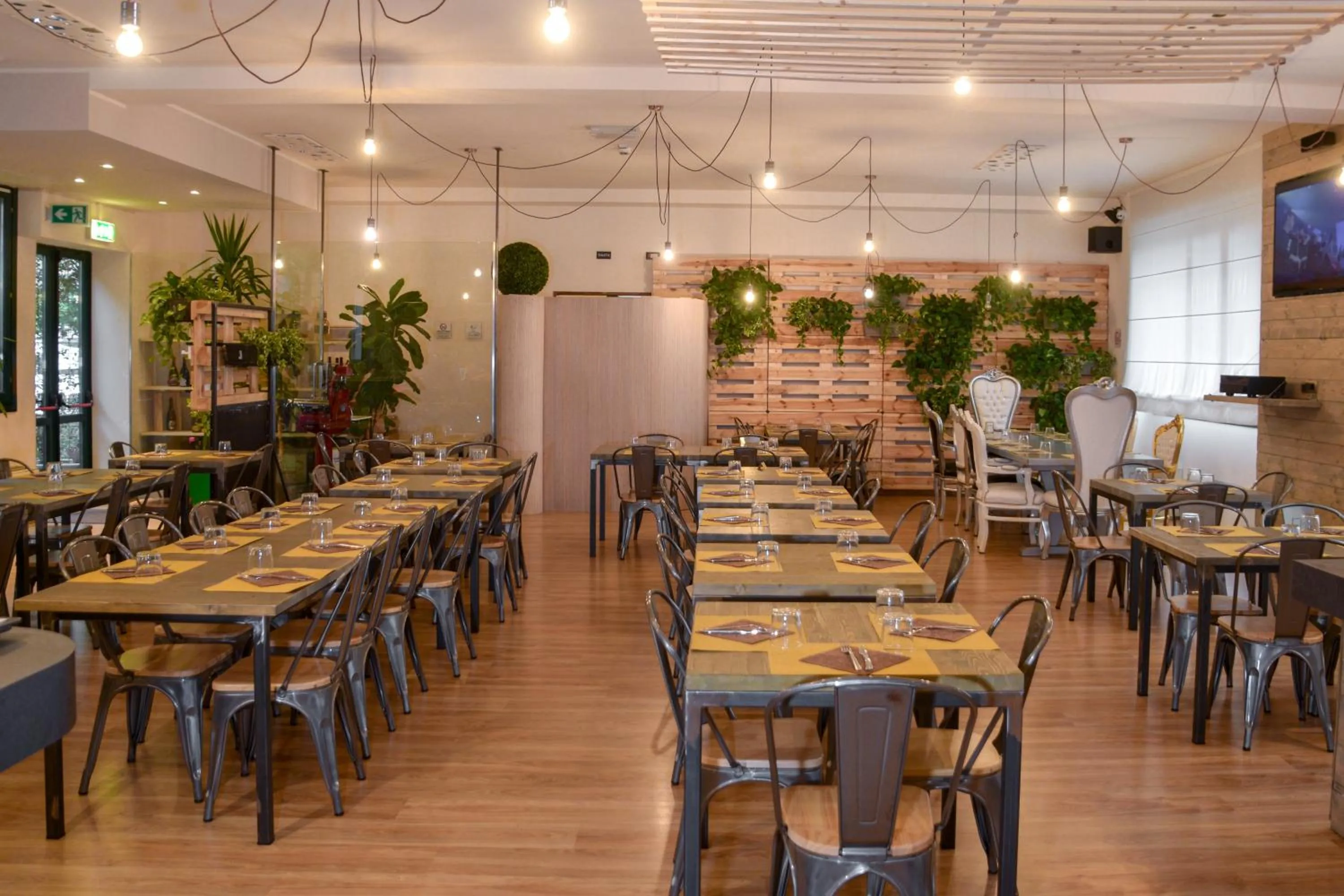 Restaurant/places to eat in Central Hostel BG