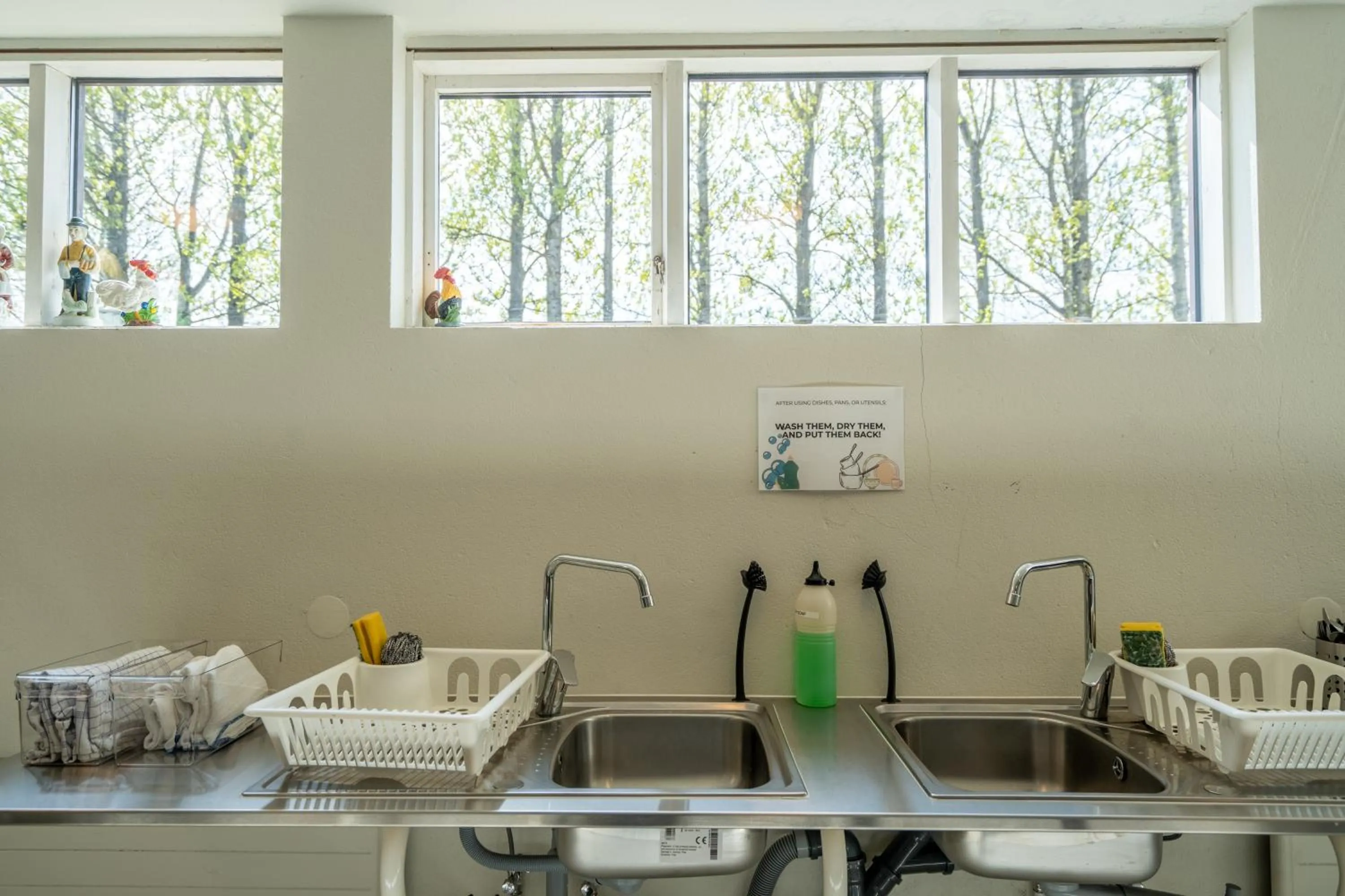Communal kitchen in Skogar Hostel