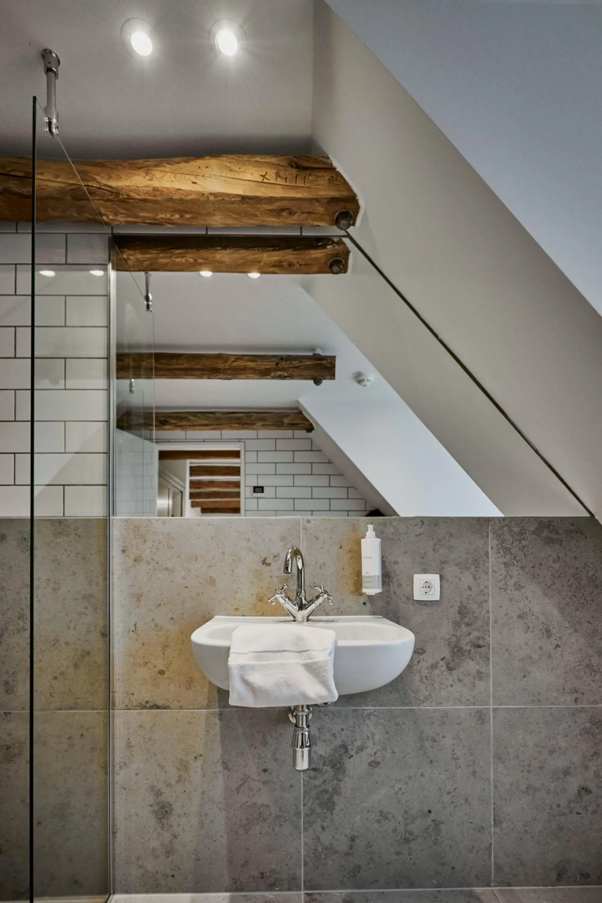 Shower in Hôtel de Ville