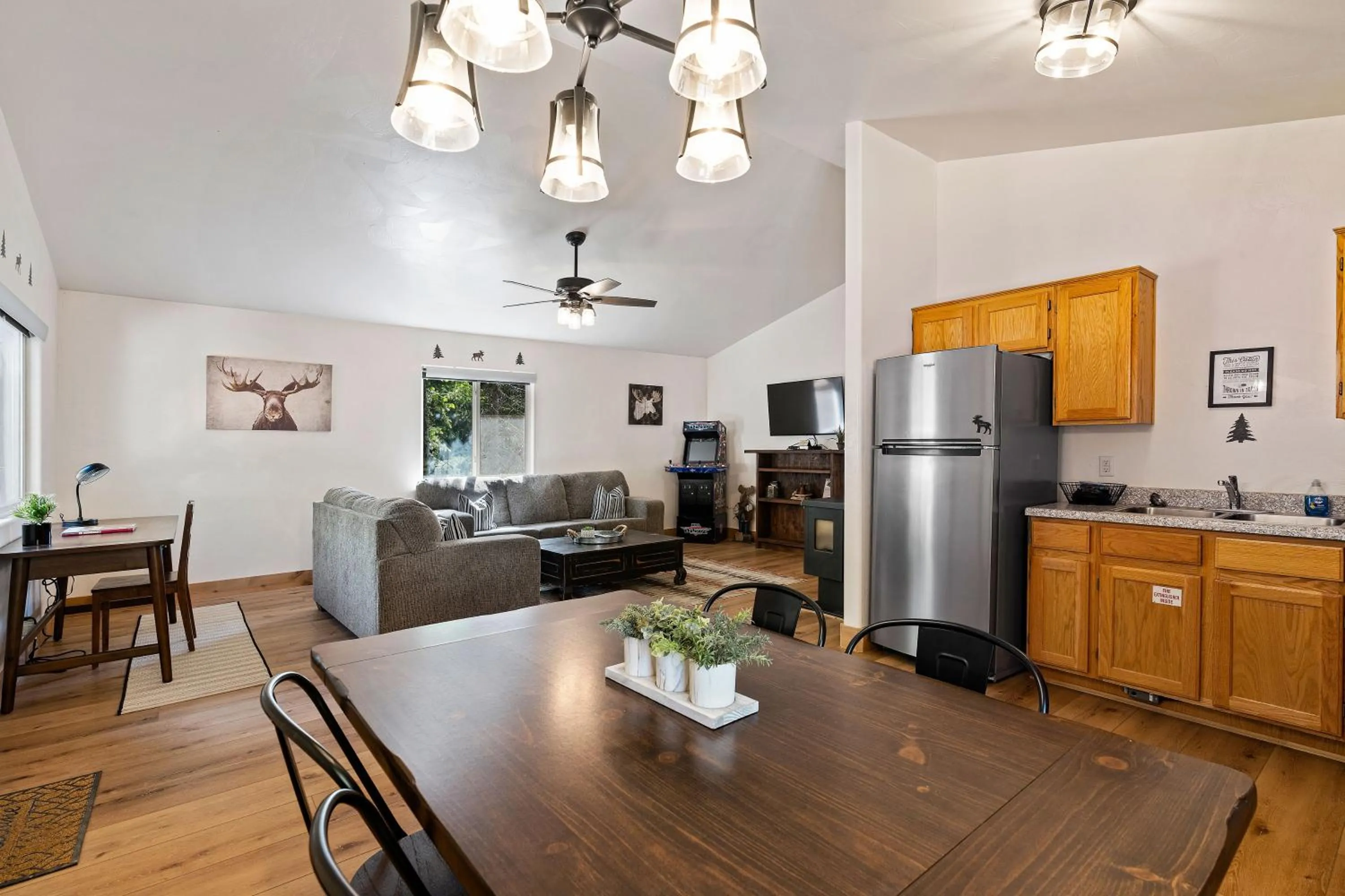 Kitchen or kitchenette in Duck Creek Village Inn