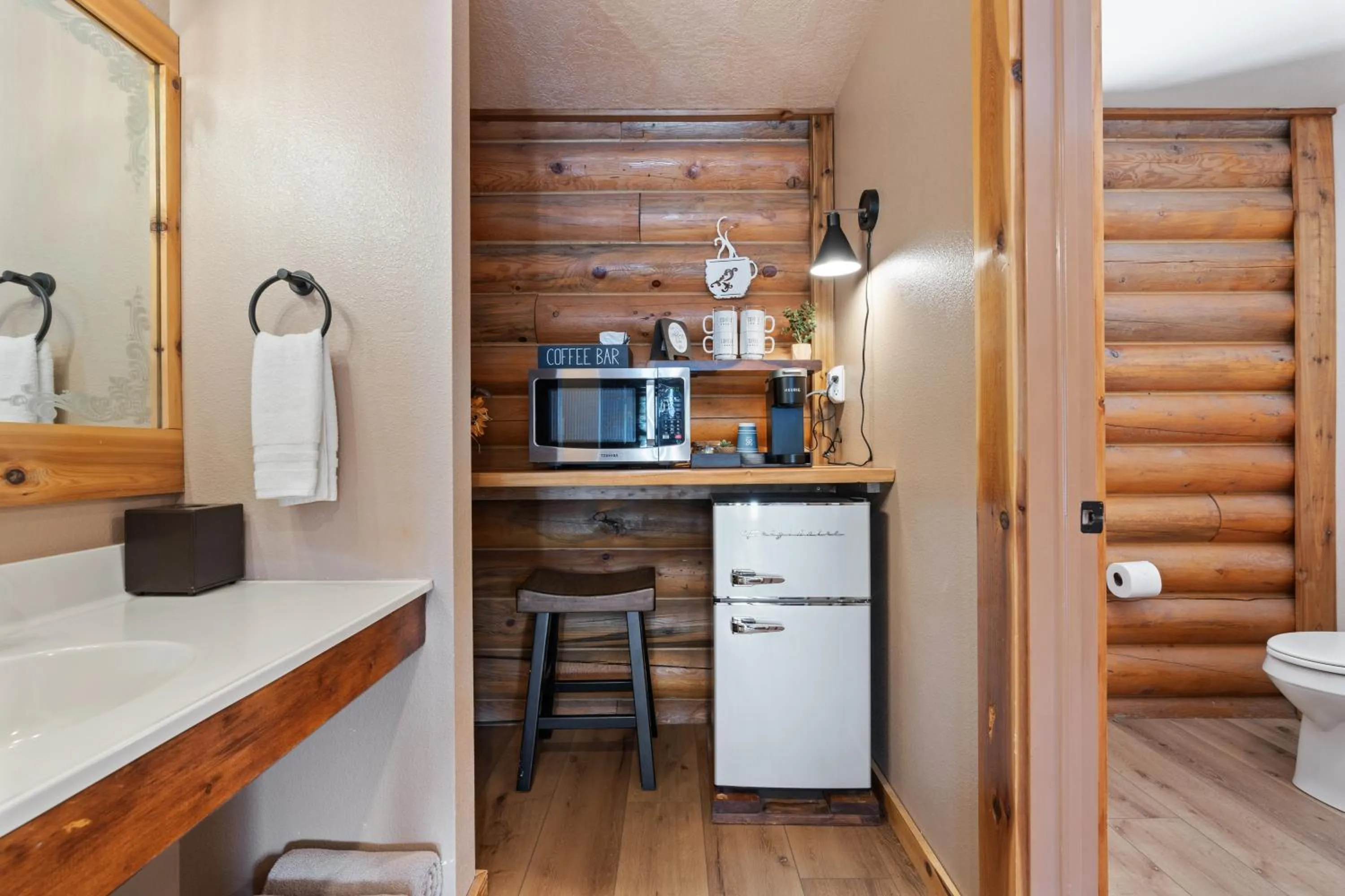 Coffee/tea facilities in Duck Creek Village Inn