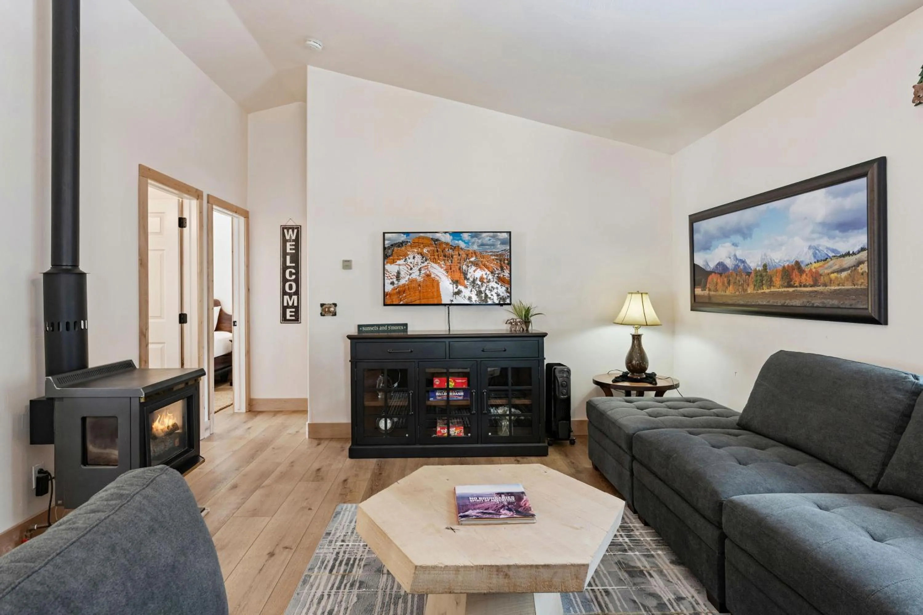 Communal lounge/ TV room in Duck Creek Village Inn