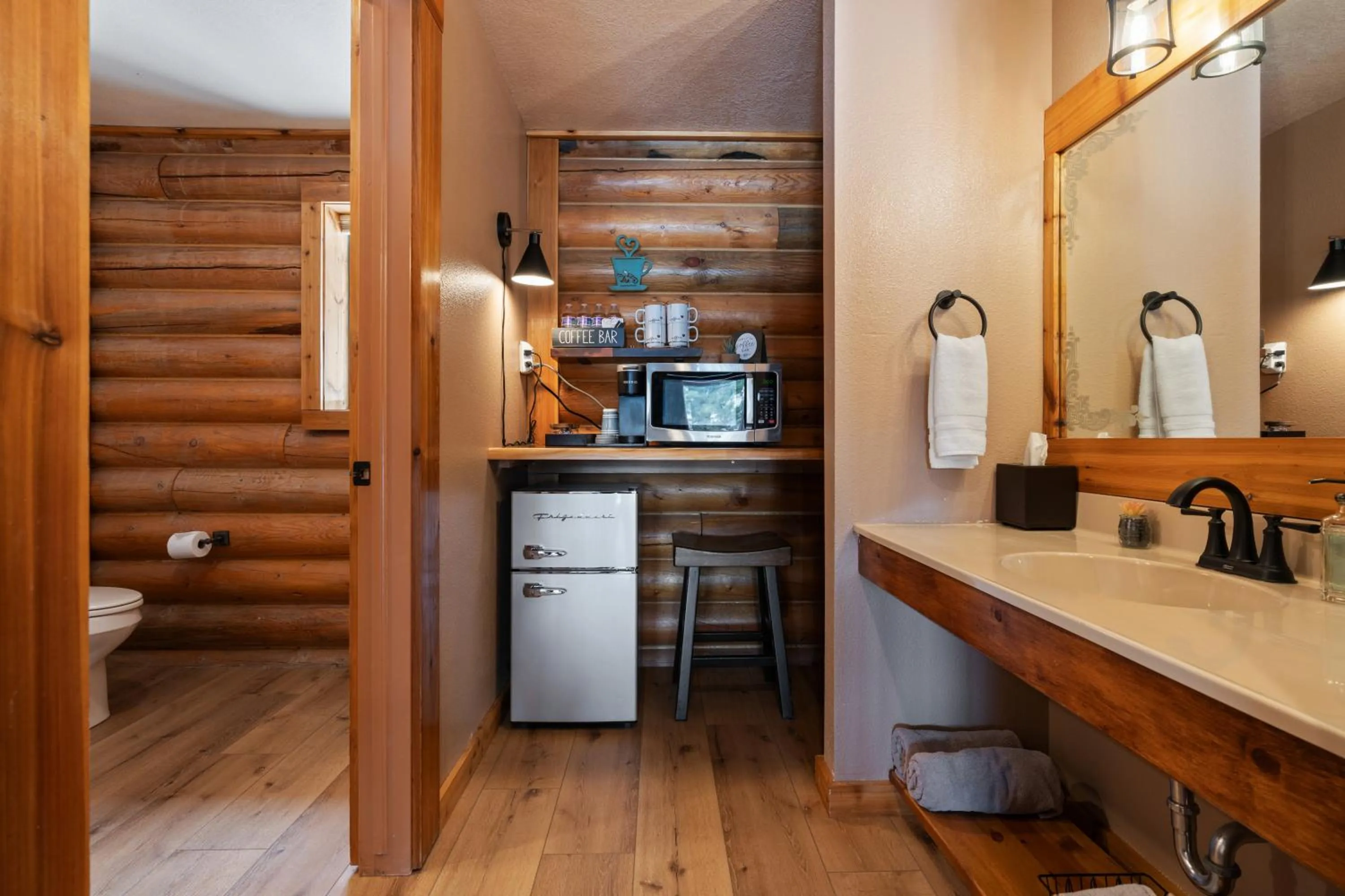 Coffee/tea facilities in Duck Creek Village Inn