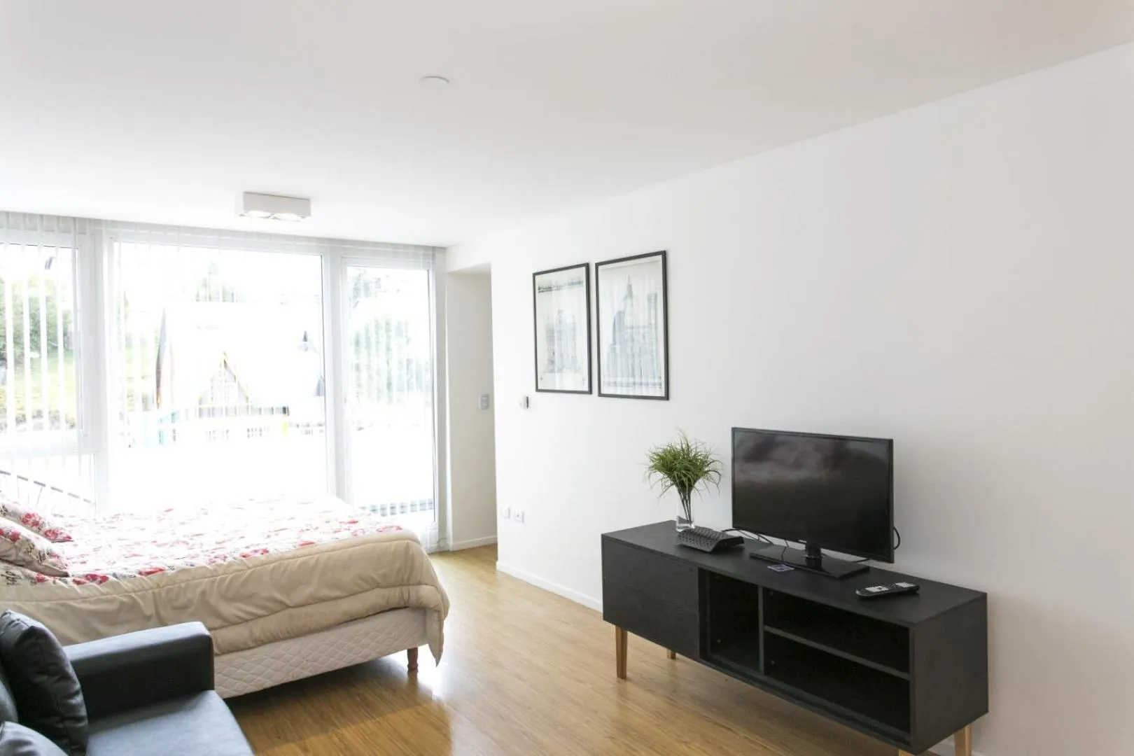 TV and multimedia in Pacifico Apartamentos