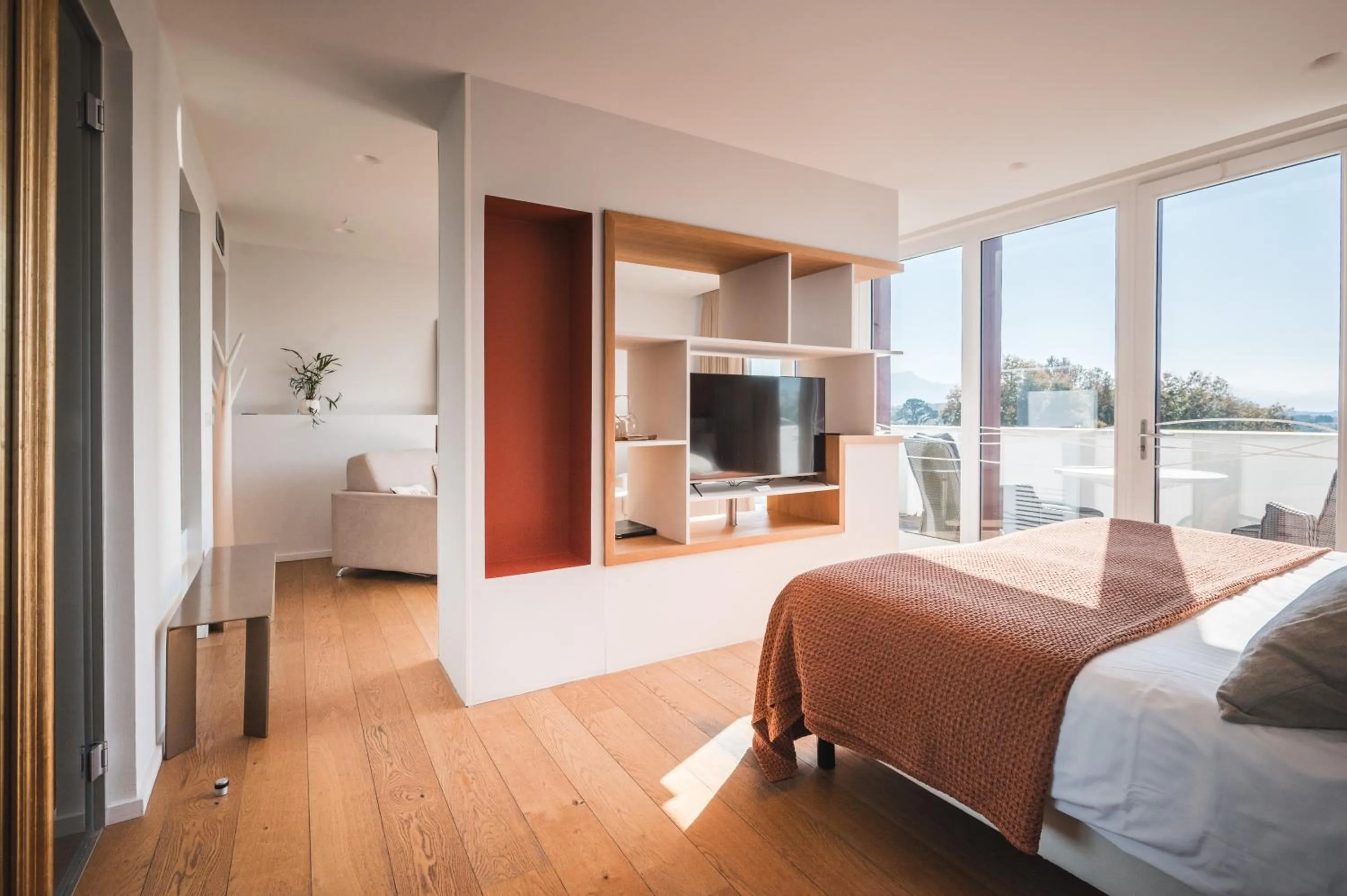 Communal lounge/ TV room, Bed in Hôtel Briketenia