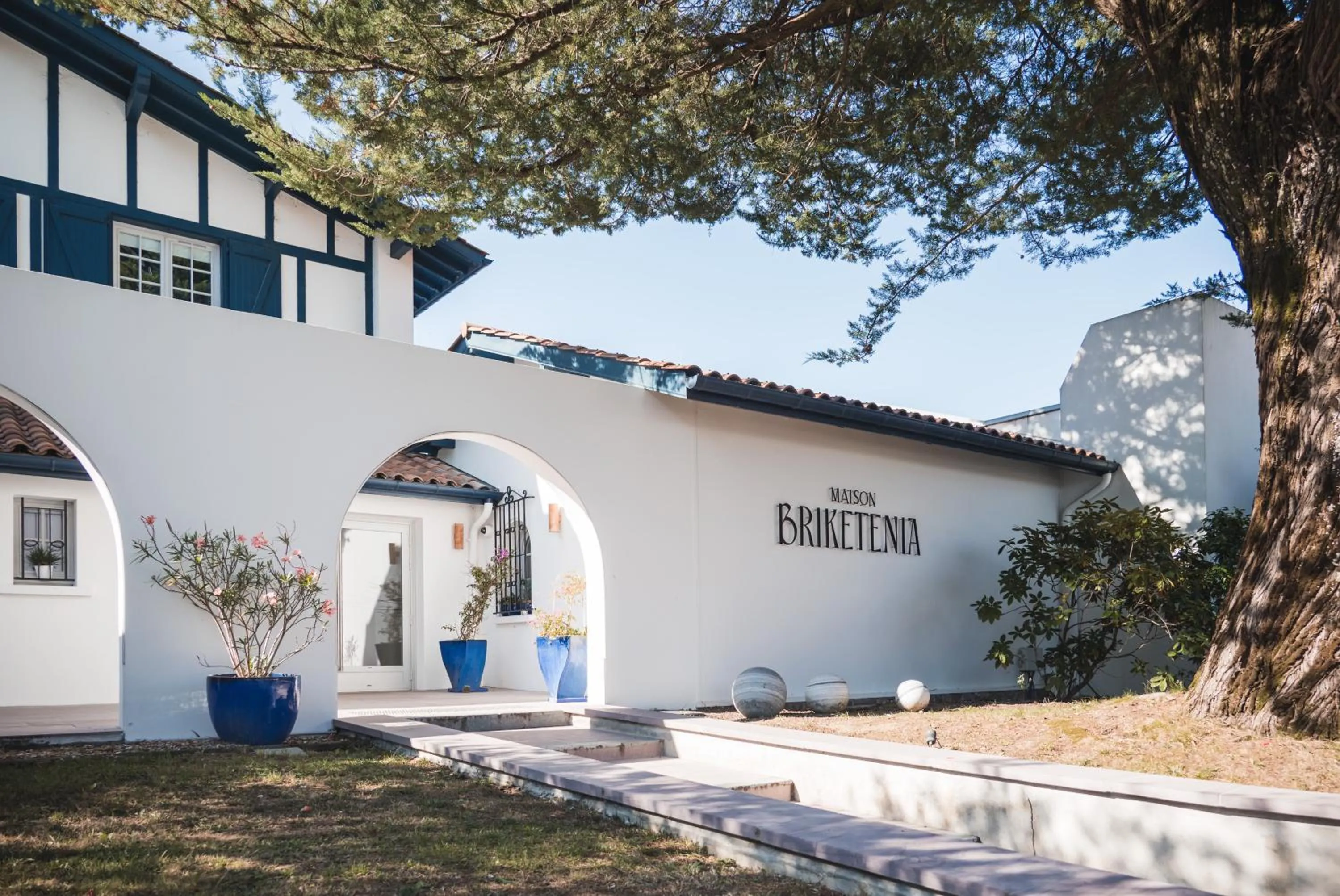 Property building in Hôtel Briketenia