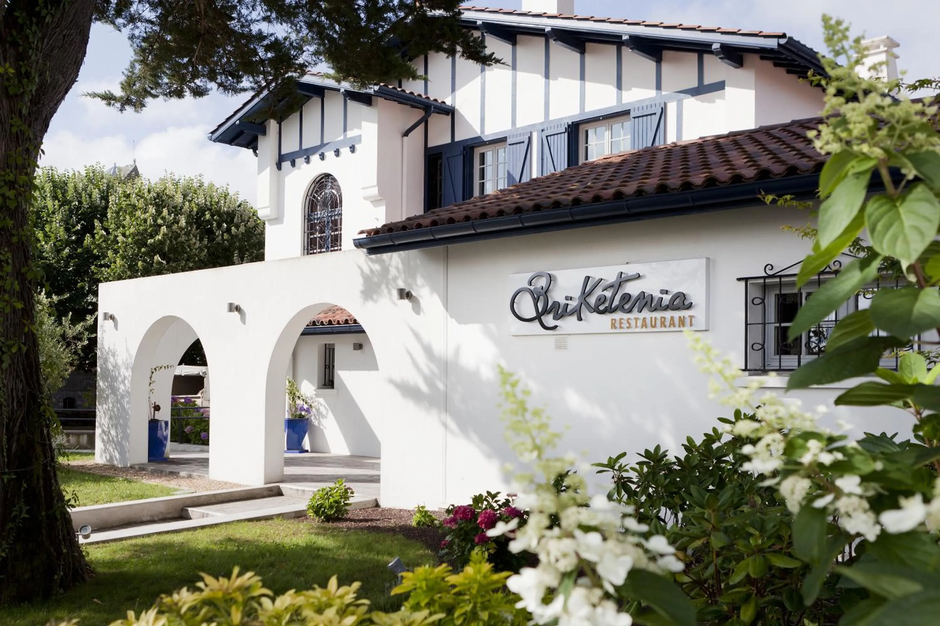 Restaurant/places to eat in Hôtel Briketenia