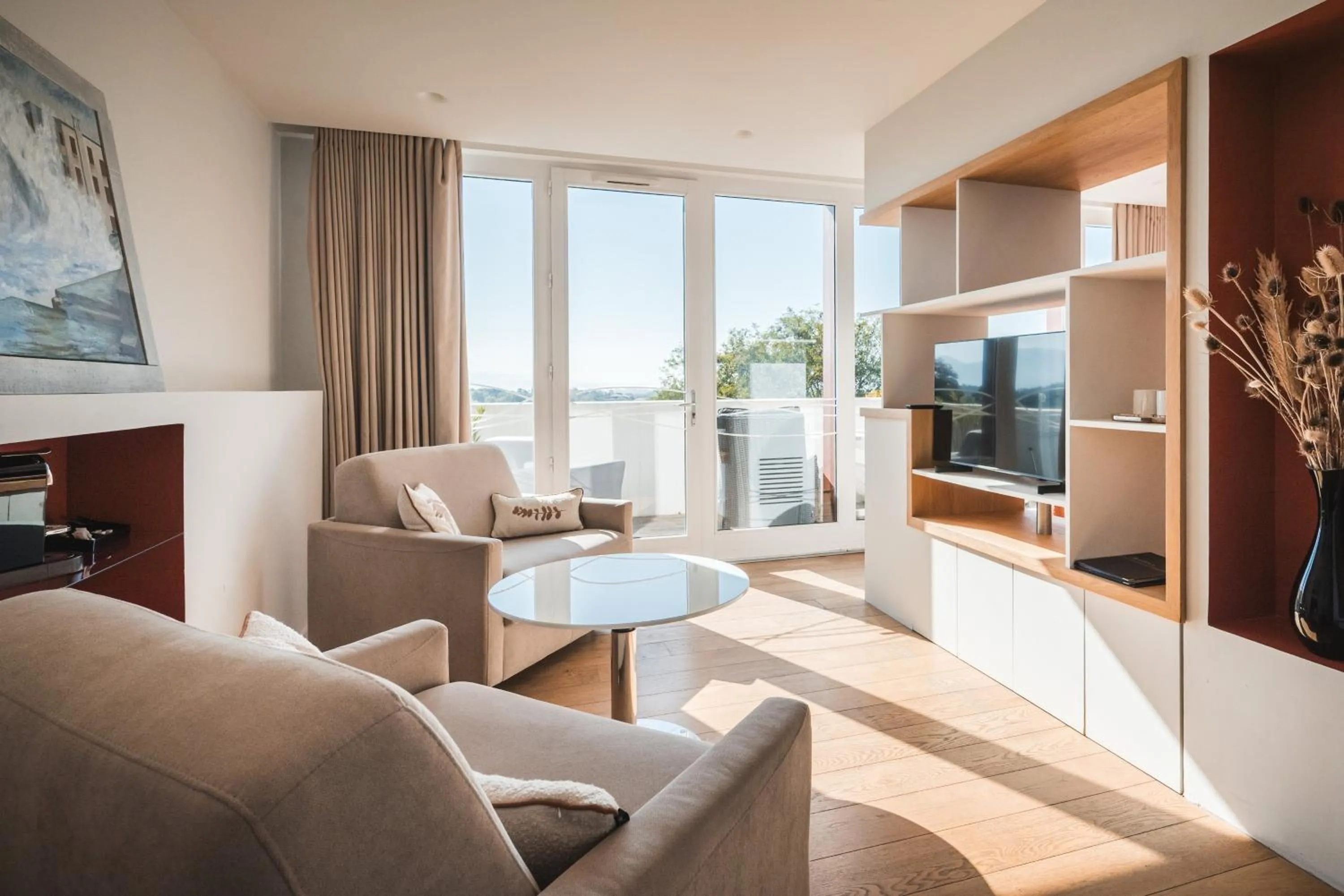 Communal lounge/ TV room in Hôtel Briketenia