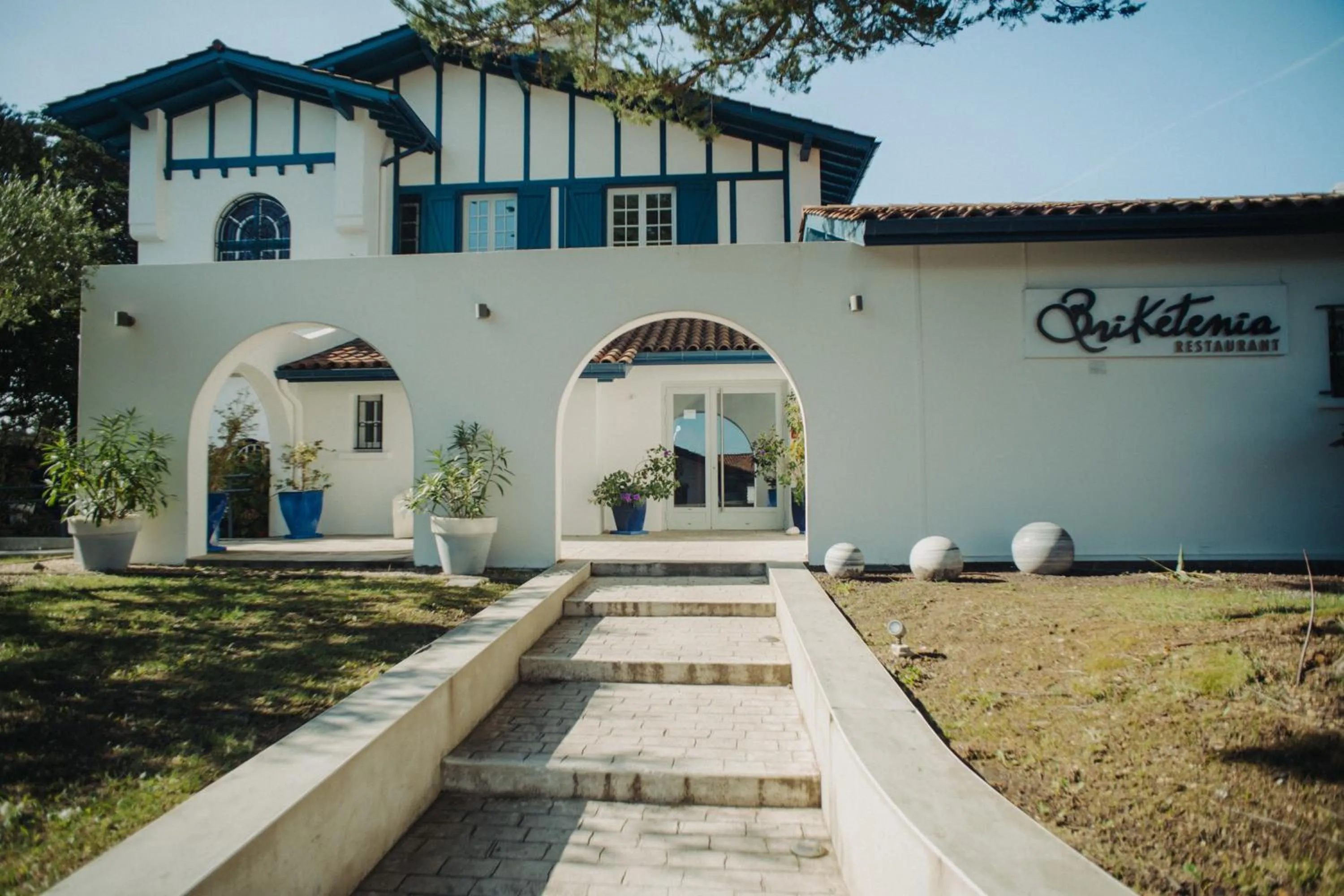 Property building in Hôtel Briketenia