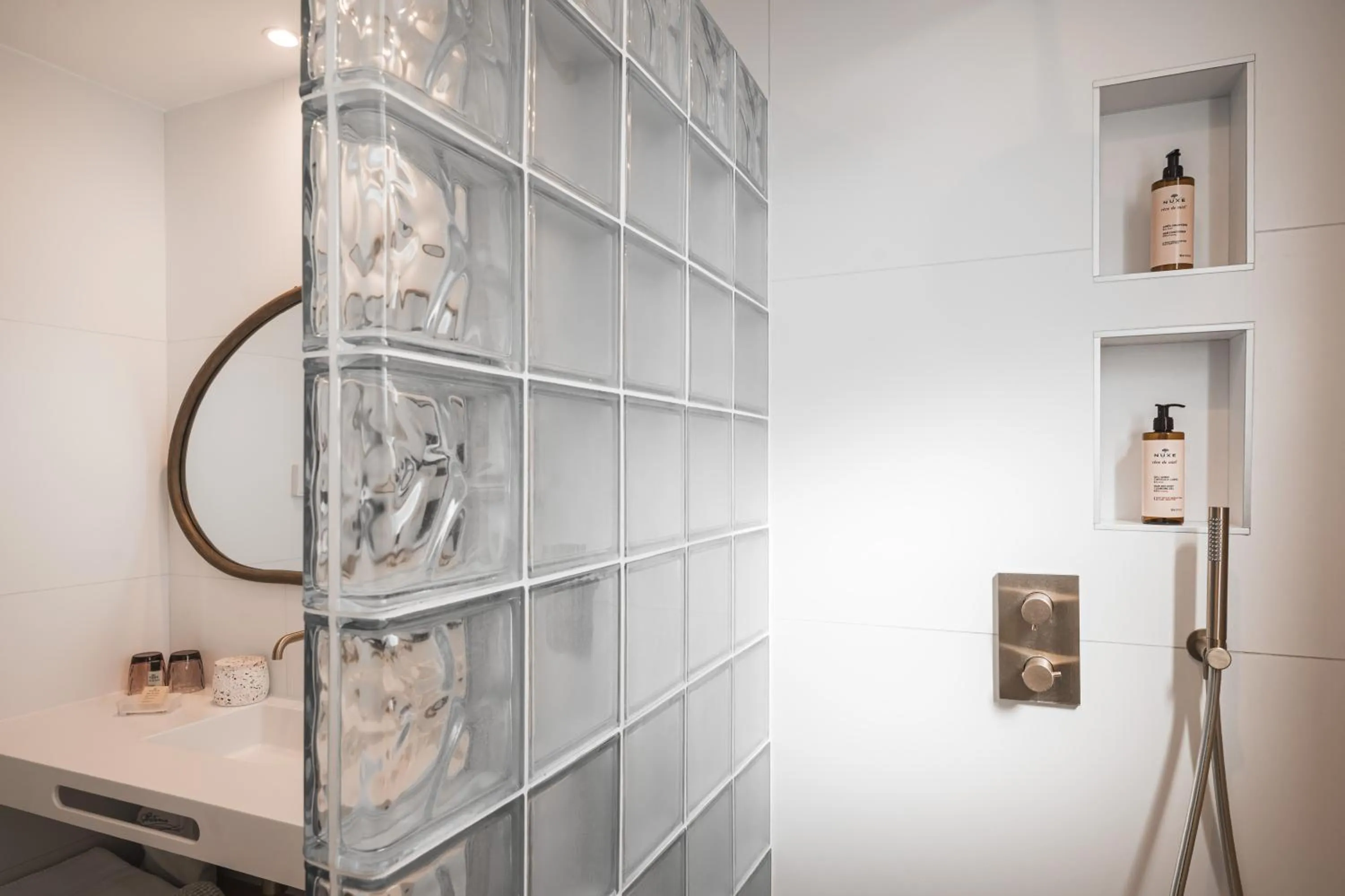 Shower in Hôtel Briketenia