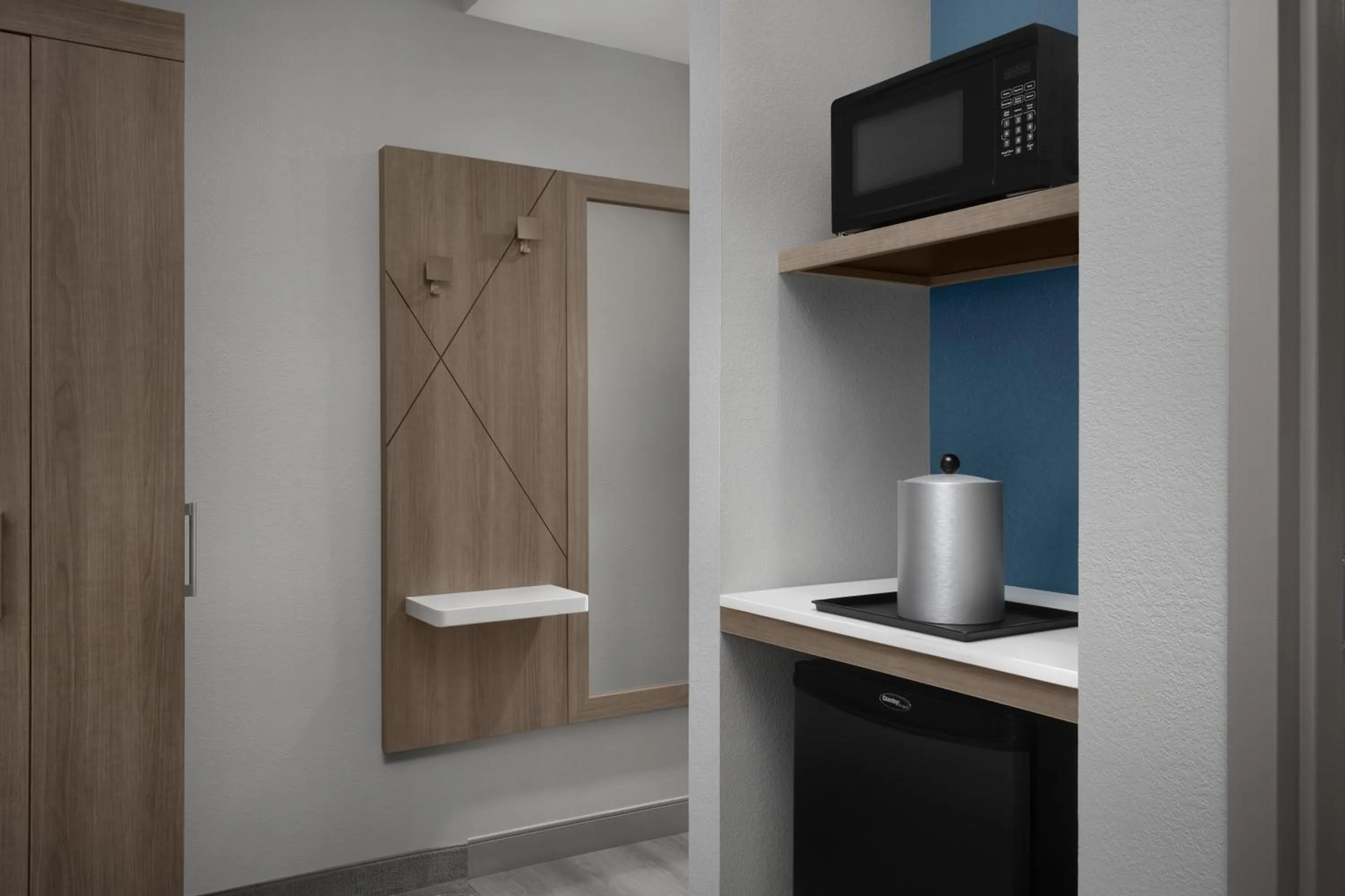 microwave in Holiday Inn Express Baltimore - BWI Airport NE by IHG