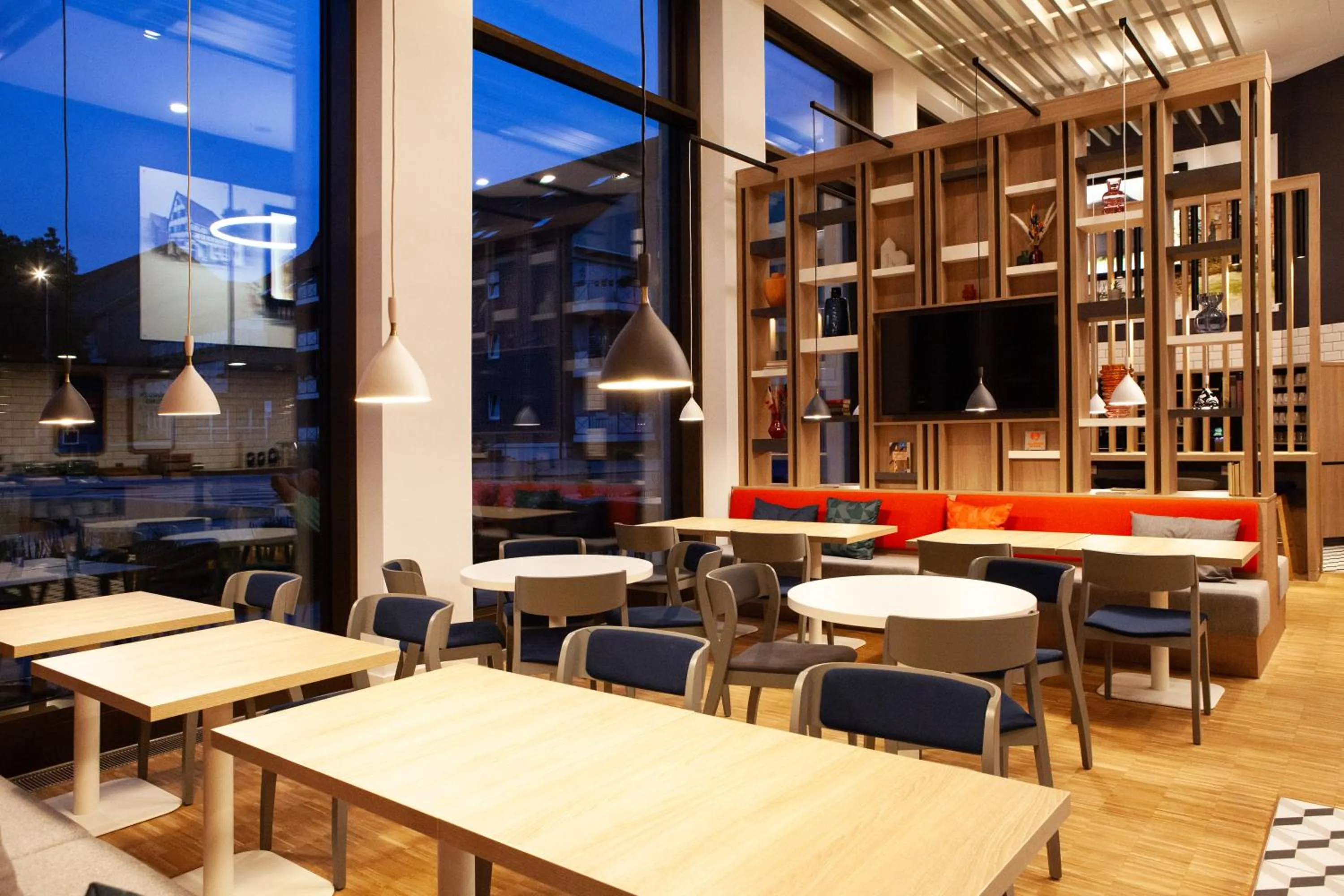 Restaurant/places to eat in Holiday Inn Express & Suites Monheim am Rhein by IHG