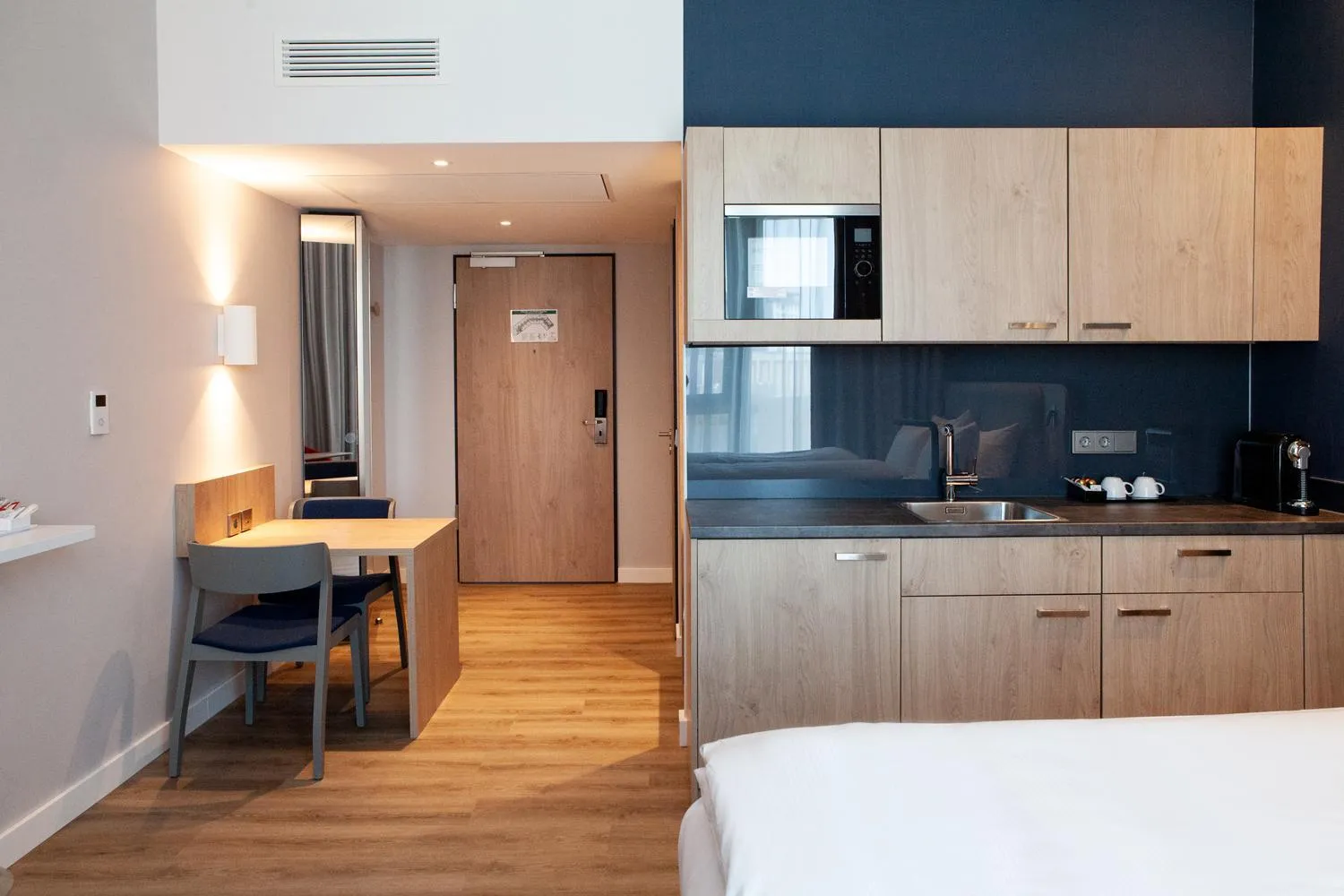 Kitchen or kitchenette, Bed in Holiday Inn Express & Suites Monheim am Rhein by IHG