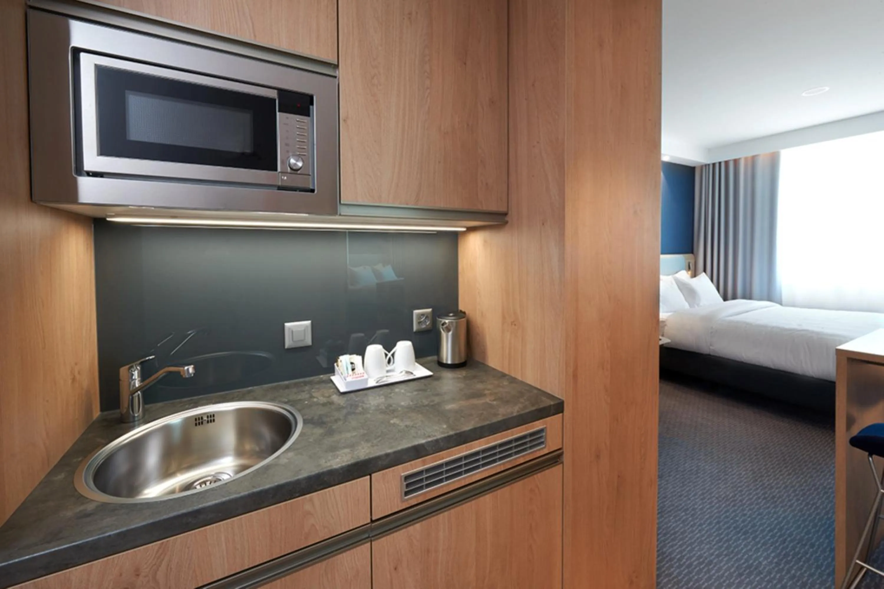 Photo of the whole room, Bed in Holiday Inn Express & Suites Monheim am Rhein by IHG