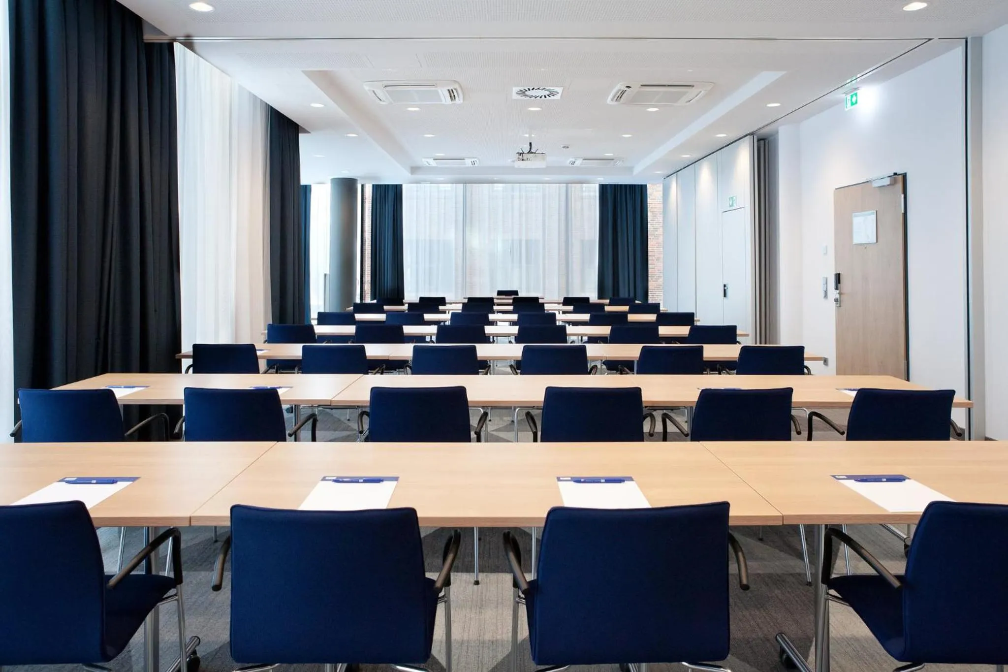 Meeting/conference room in Holiday Inn Express & Suites Monheim am Rhein by IHG