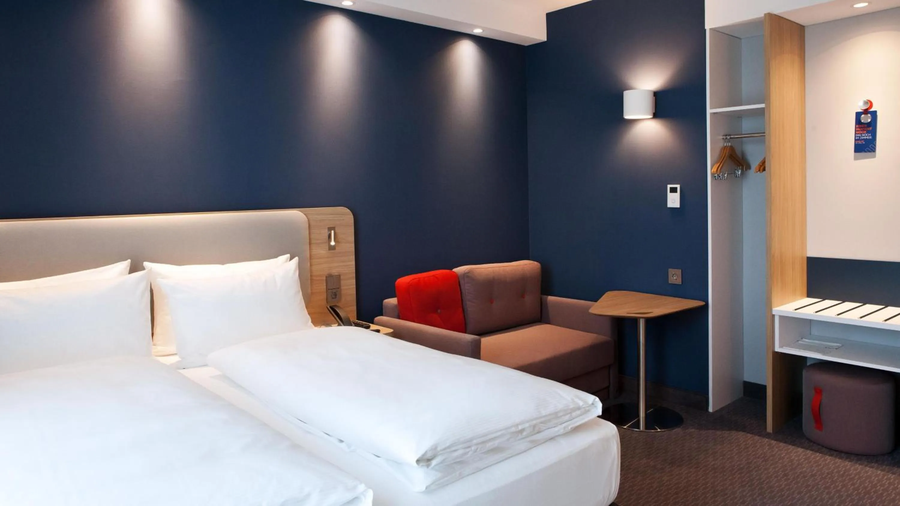 Photo of the whole room, Bed in Holiday Inn Express & Suites Monheim am Rhein by IHG