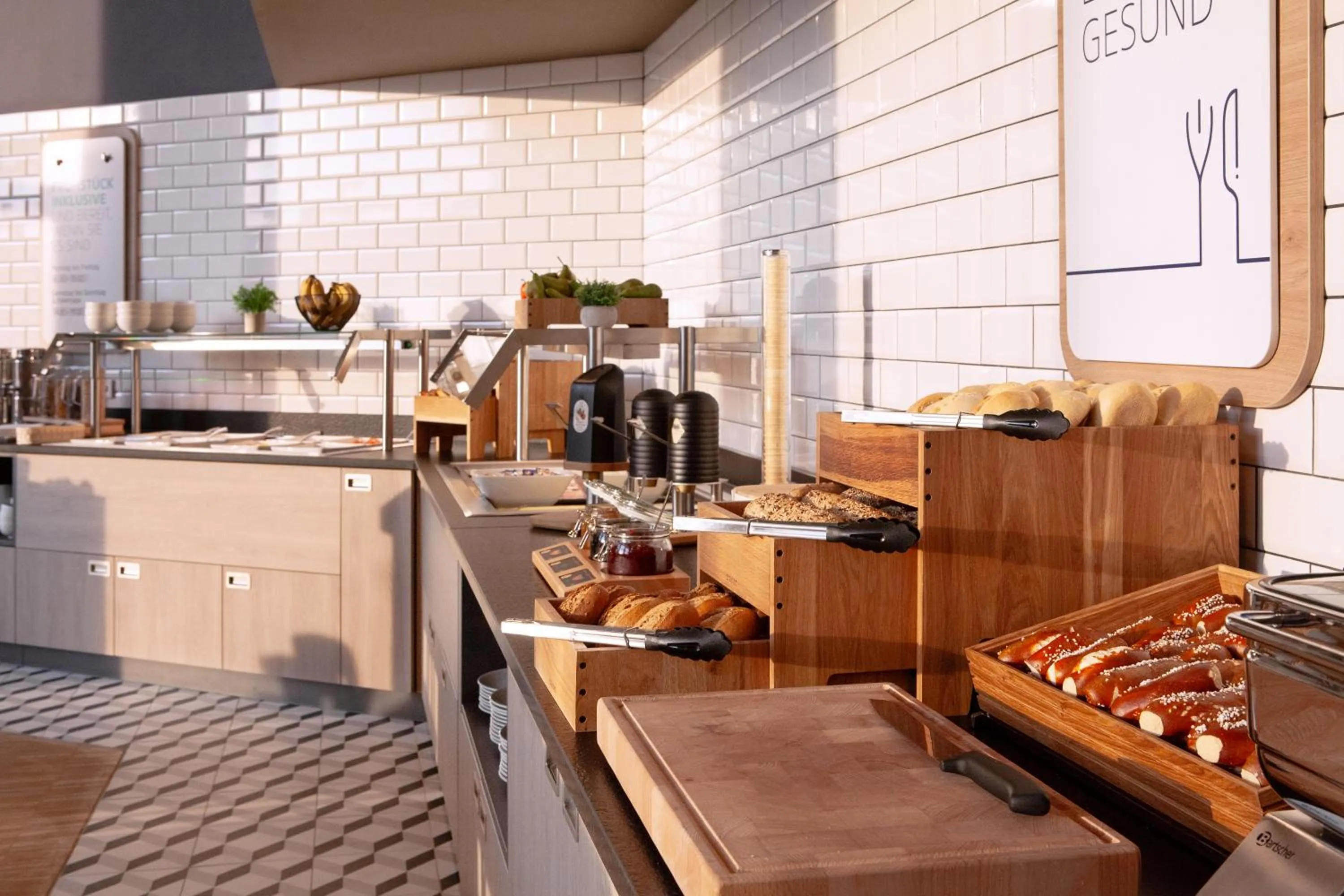 Coffee/tea facilities in Holiday Inn Express & Suites Monheim am Rhein by IHG