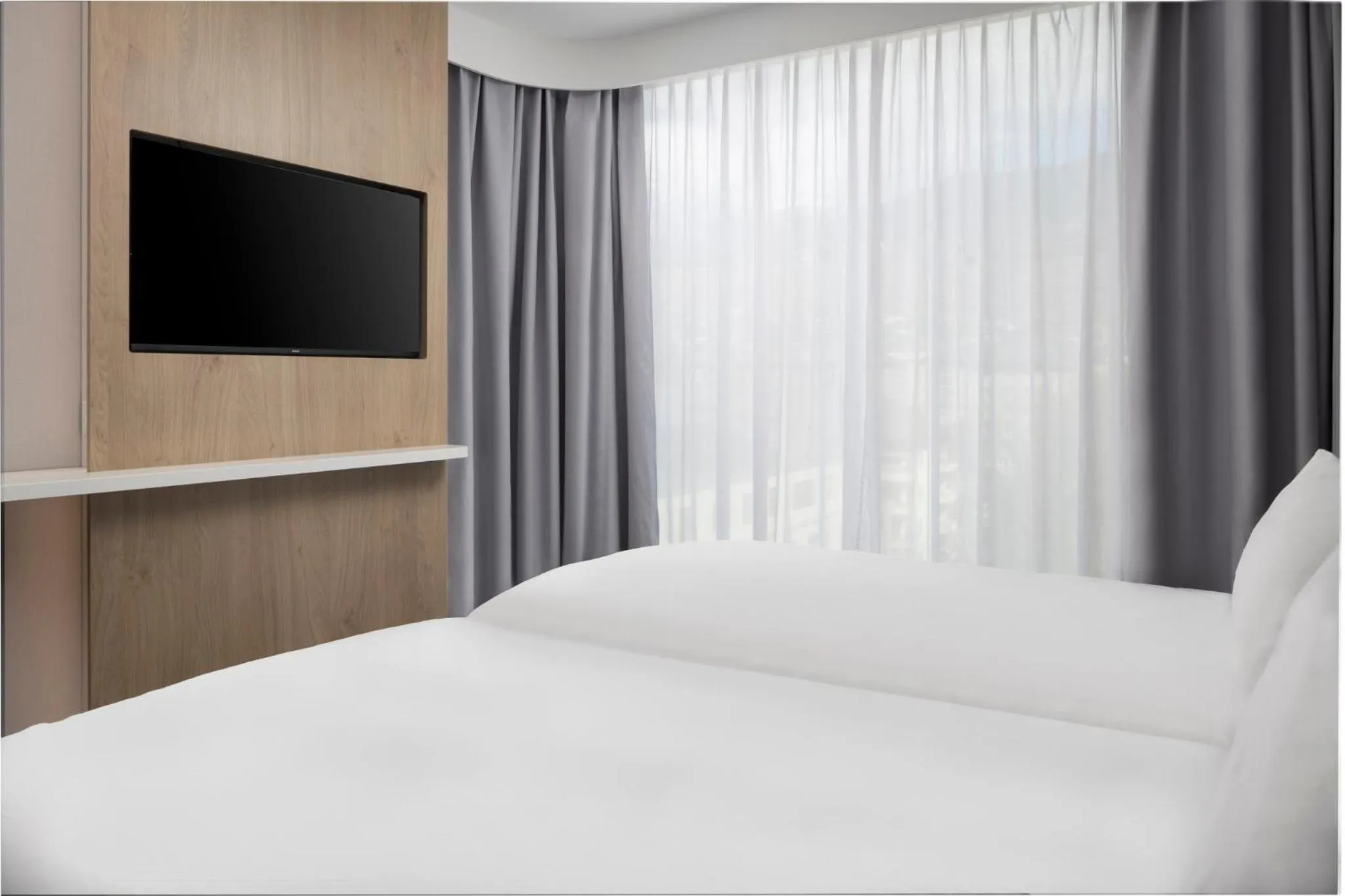 Photo of the whole room, Bed in Holiday Inn Express & Suites Sion by IHG